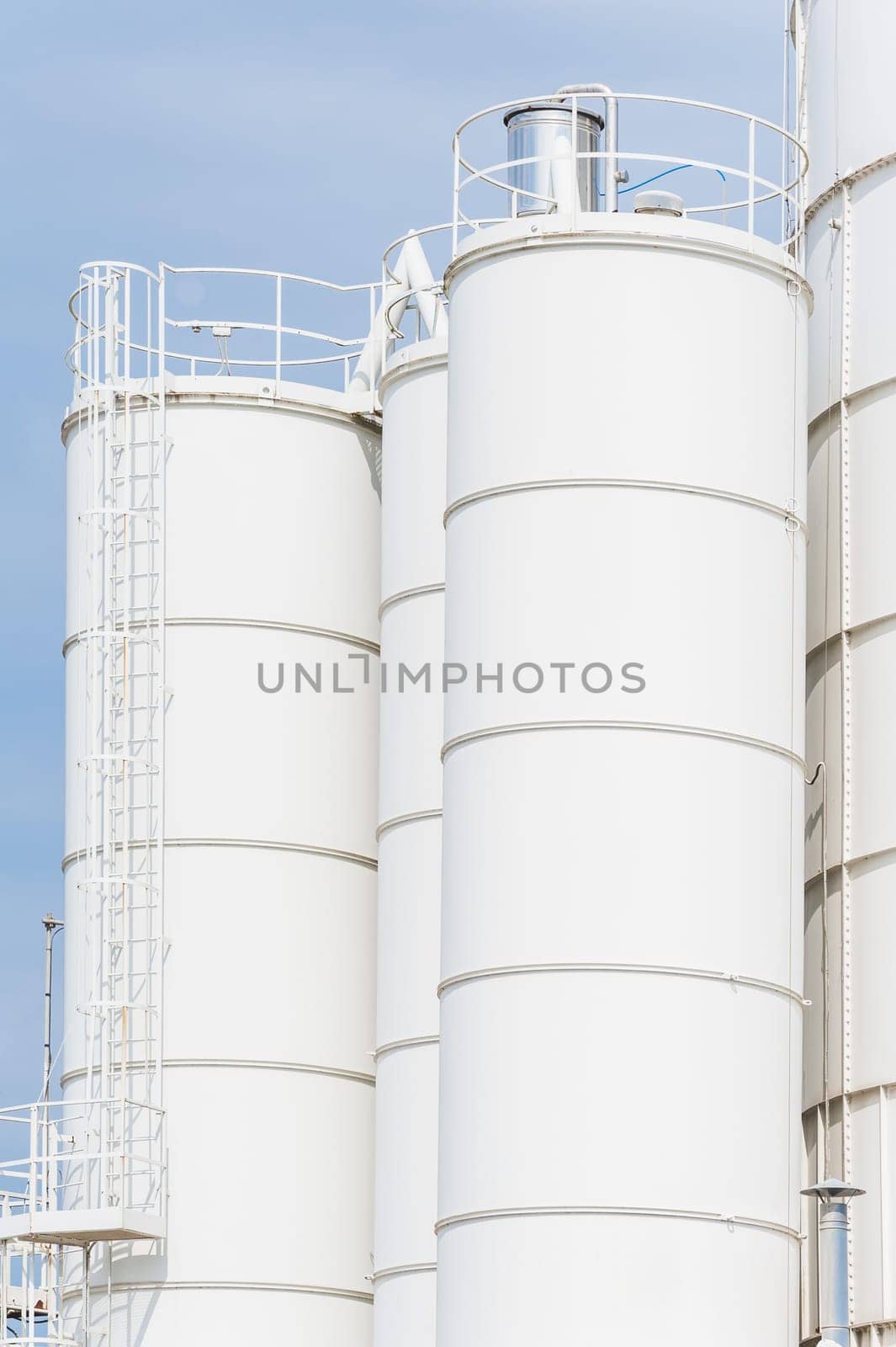 White silos for the production of concrete