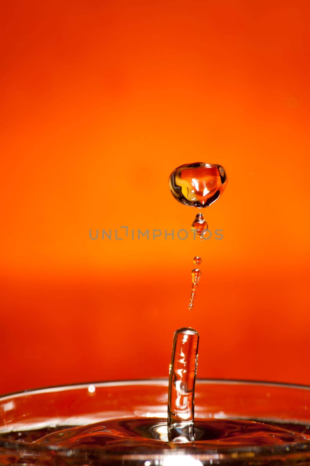 drop of water that returns to form a column