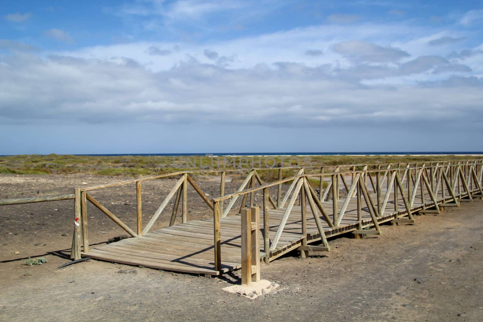 Detail of a railing to delimit an access of a biotope.