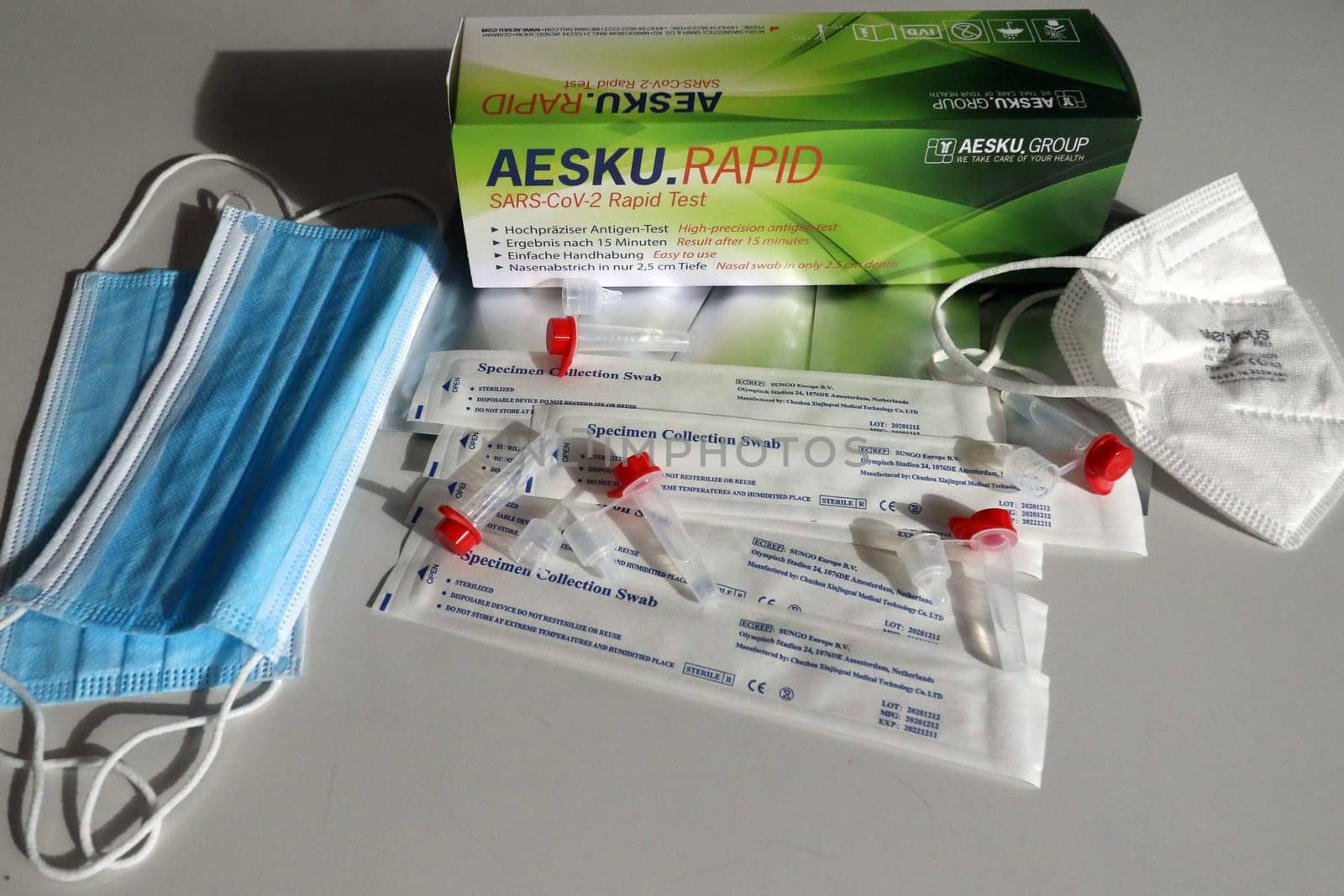 Mouth and nose protection as well as rapid tests should bring safety for people. Risk of infection in the office probably great.... Topic picture Medicine - Coronavirus