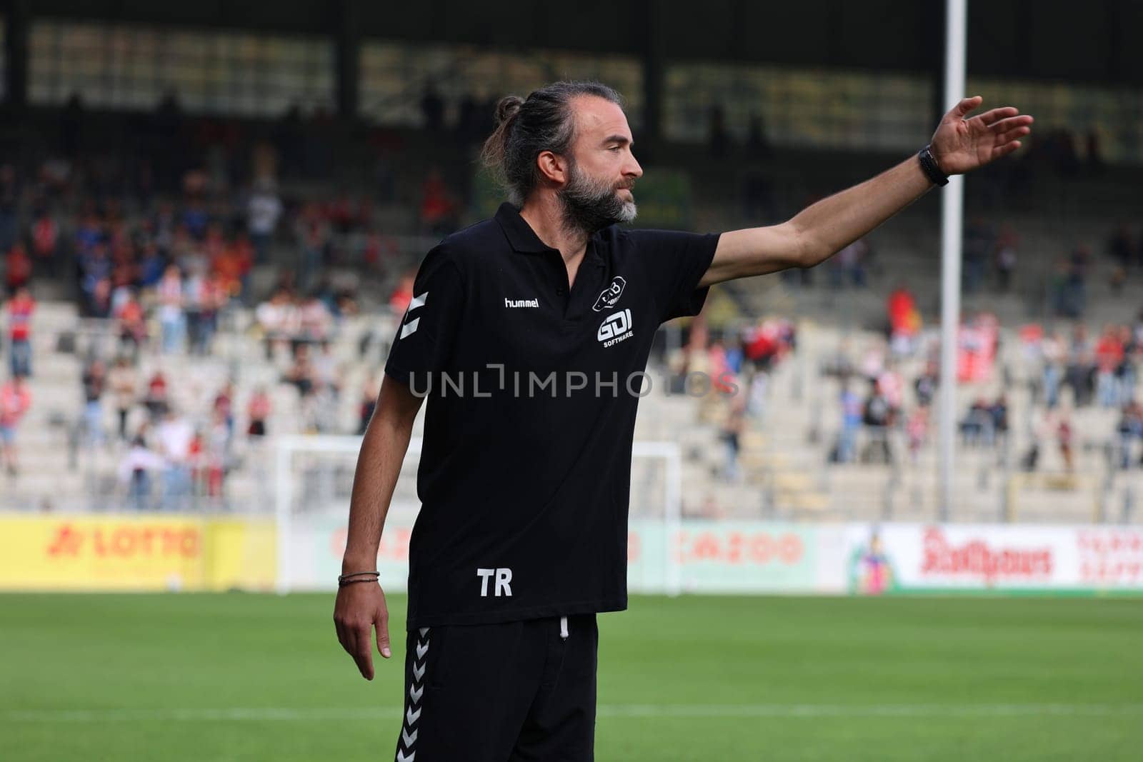 Coach Dario Fossi (VfB Oldenburg) at the game of the 3. FBL: 22-23: 14. Sptg. SC Freiburg II vs VfB Oldenburg.. DFL REGULATIONS PROHIBIT ANY USE OF PHOTOGRAPHS AS IMAGE SEQUENCES AND/OR QUASI-VIDEONann.. Photo: Joachim Hahne/johapress