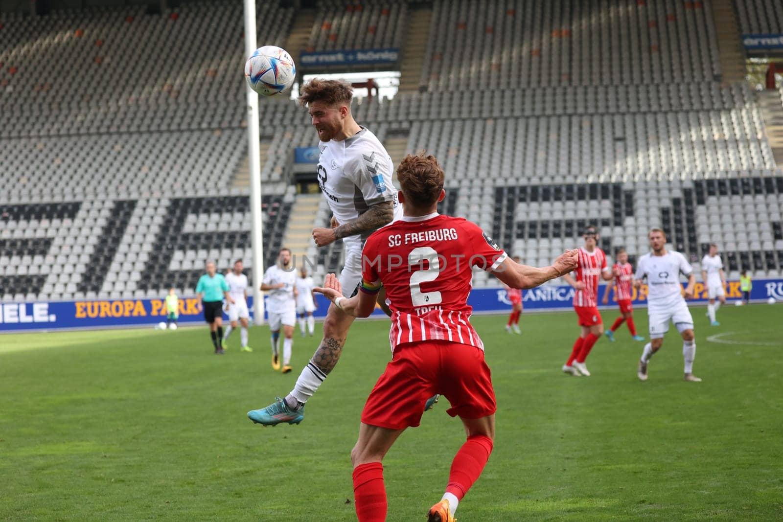 Nico Knystock (VfB Oldenburg) wins the header duel in front of the attacking Treu Philipp (SC Freiburg II U23) .at the game of the 3. FBL: 22-23: 14. DFL REGULATIONS PROHIBIT ANY USE OF PHOTOGRAPHS AS IMAGE SEQUENCES AND/OR QUASI-VIDEONann.. Photo: Joachim Hahne/johapress