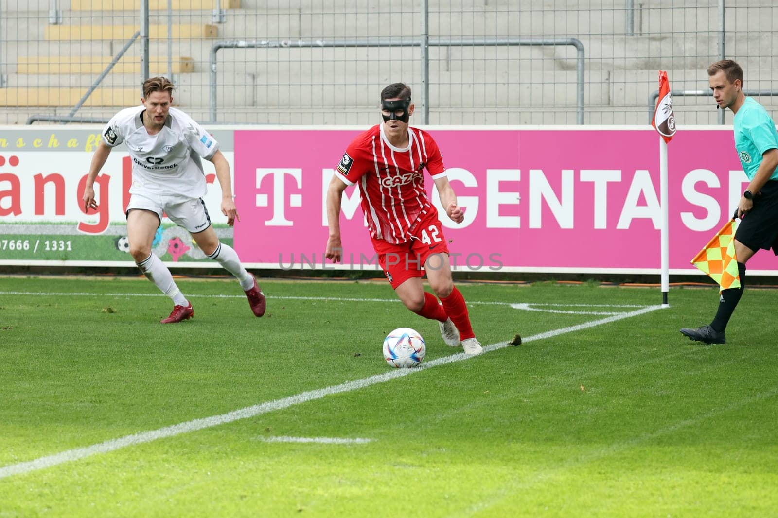 Again strong dribbling on the sidelines: Roland Sallei (SC Freiburg II with face mask) at the game of the 3rd FBL: 22-23: 14th Sptg. SC Freiburg II vs VfB Oldenburg.. DFL REGULATIONS PROHIBIT ANY USE OF PHOTOGRAPHS AS IMAGE SEQUENCES AND/OR QUASI-VIDEONann.. Photo: Joachim Hahne/johapress