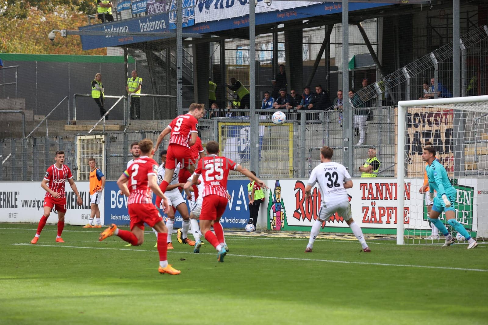 Vincent Vermeij (SC Freiburg II - U23) rises to the header,but the ball sweeps slightly past the housing of goalkeeper Sebastian Mielitz (VfB Oldenburg) in the game of the 3. FBL: 22-23: 14. Sptg. SC Freiburg II vs VfB Oldenburg.. DFL REGULATIONS PROHIBIT ANY USE OF PHOTOGRAPHS AS IMAGE SEQUENCES AND/OR QUASI-VIDEONann.. Photo: Joachim Hahne/johapress