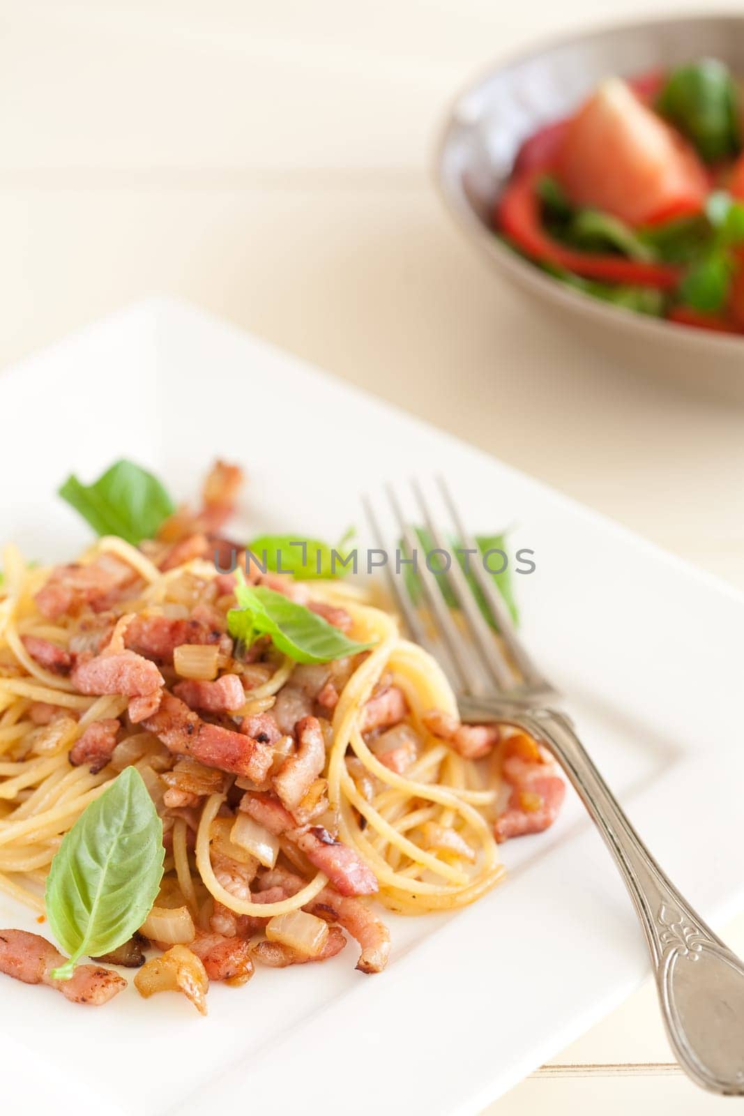 Spaghetti with bacon, garlic, parmezan and basil