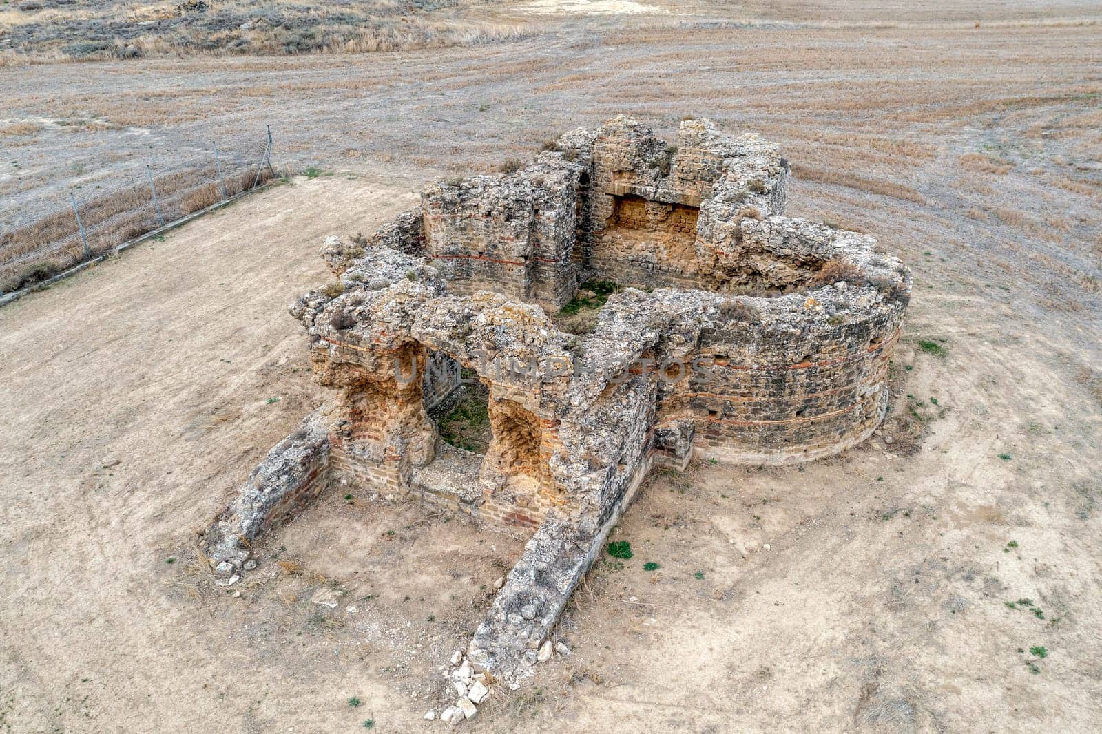 The mausoleum popularly called Synagogue in Sadaba, is a funerary building of the Late Empire, both its cruciform plan and its opus mixtum rigging respond to the model of the s. IV AD