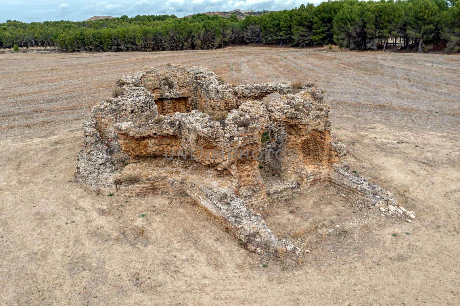 The mausoleum popularly called Synagogue in Sadaba, is a funerary building of the Late Empire, both its cruciform plan and its opus mixtum rigging respond to the model of the s. IV AD