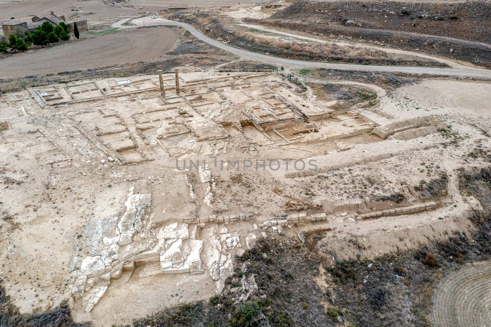 The Banales Iberian-Roman site corresponds to a city that has not been identified. It is located in the municipality of Uncastillo, but it is accessed from the town of Layana, very close to Sadaba.