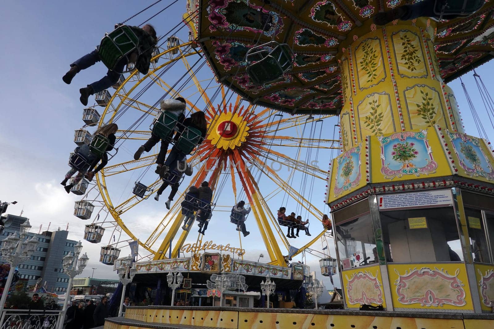 Kettenkarussel und Riesenrad auf dem Hamburger Dom, Deutschland, Hamburg