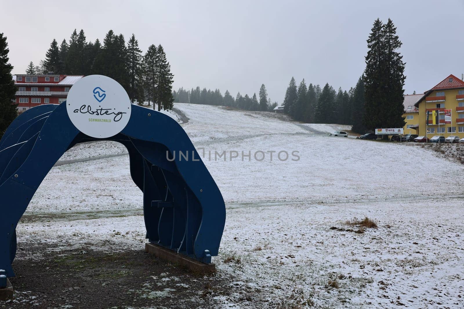Like here on the Grafenmatt on the Feldberg,the first snow has fallen. First onset of winter in the Black Forest. With the cold air and temperatures below freezing,winter has arrived in the Feldberg region (district of Breisgau-Hochschwarzwald) on Saturday night. Thus,the highest elevation of the country covered a 5 centimeters high fresh snow cover. .. However,the important thoroughfares,such as the B317 federal route,were still snow-free for motorists. ..
