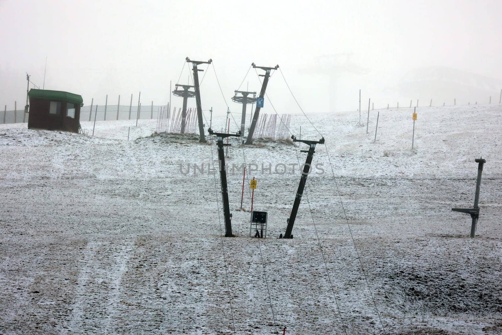 The first snow has fallen,although the lifts are still at a standstill. First onset of winter in the Black Forest. With the cold air and temperatures below freezing,winter has arrived in the Feldberg region (district of Breisgau-Hochschwarzwald) on Saturday night. Thus,the highest elevation of the country covered a 5 centimeters high fresh snow cover. .. However,the important thoroughfares,such as the B317 federal route,were still snow-free for motorists. ..