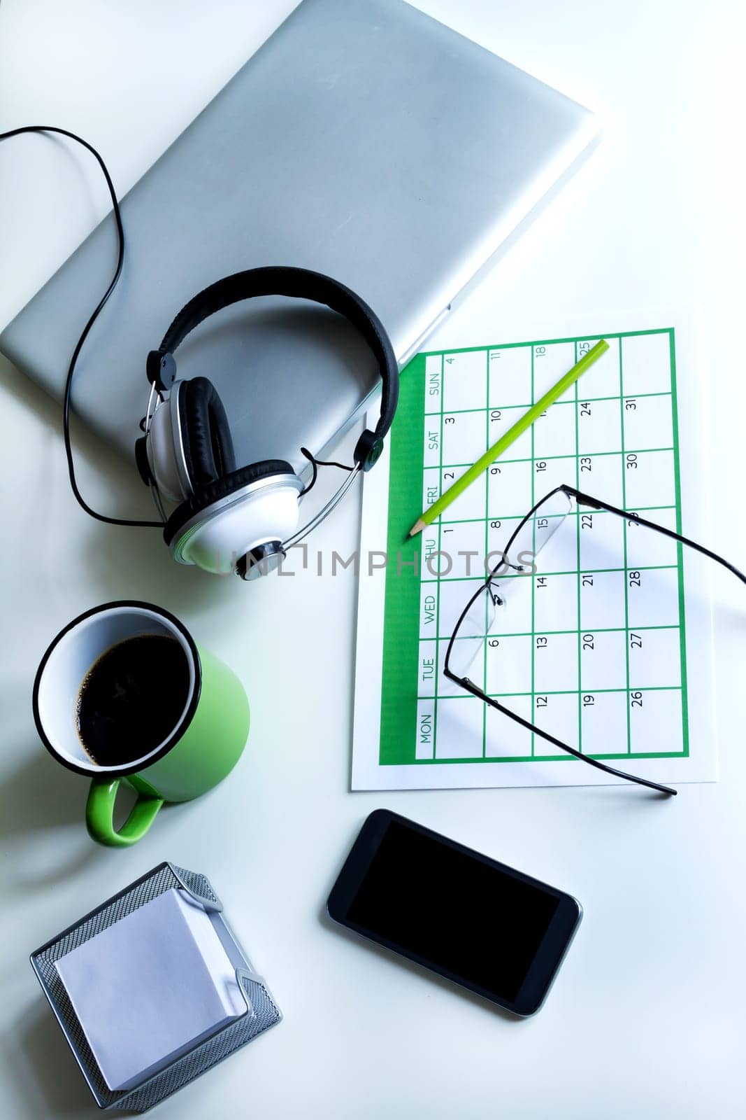 Organizing business and personal tasks and meetings .