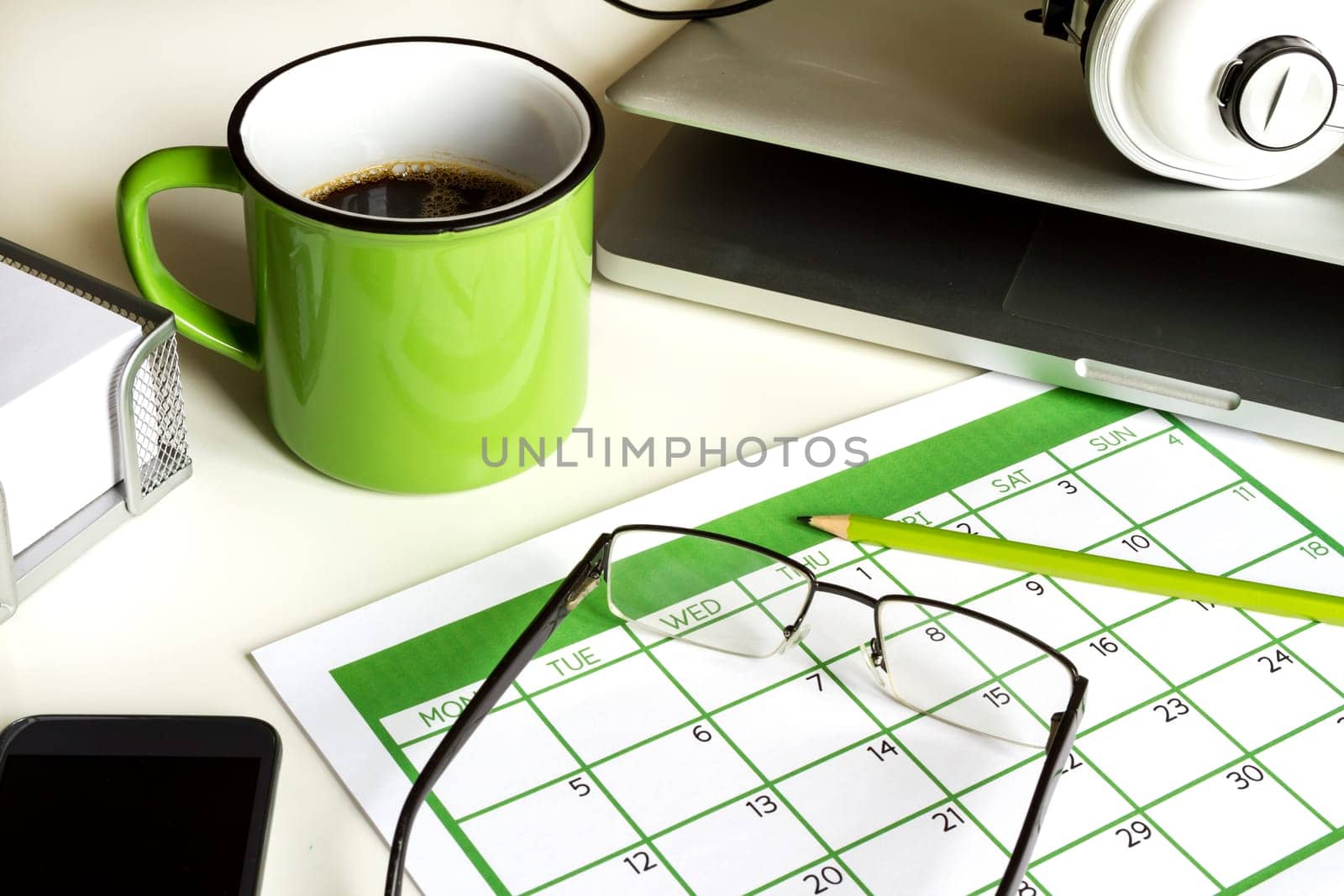 Organizing business and personal tasks and meetings .