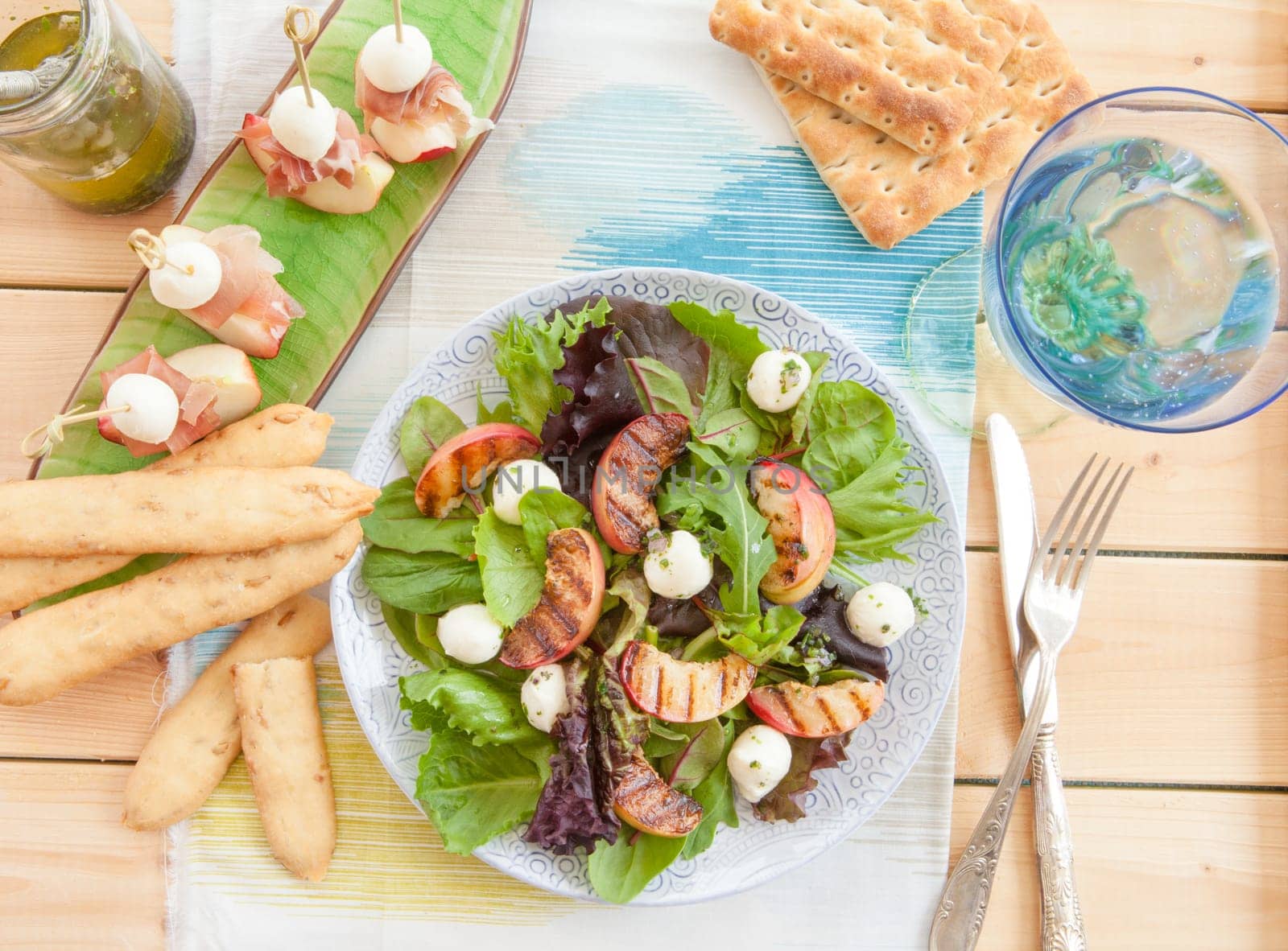 Fresh salad with grilled peaches and mozzarella