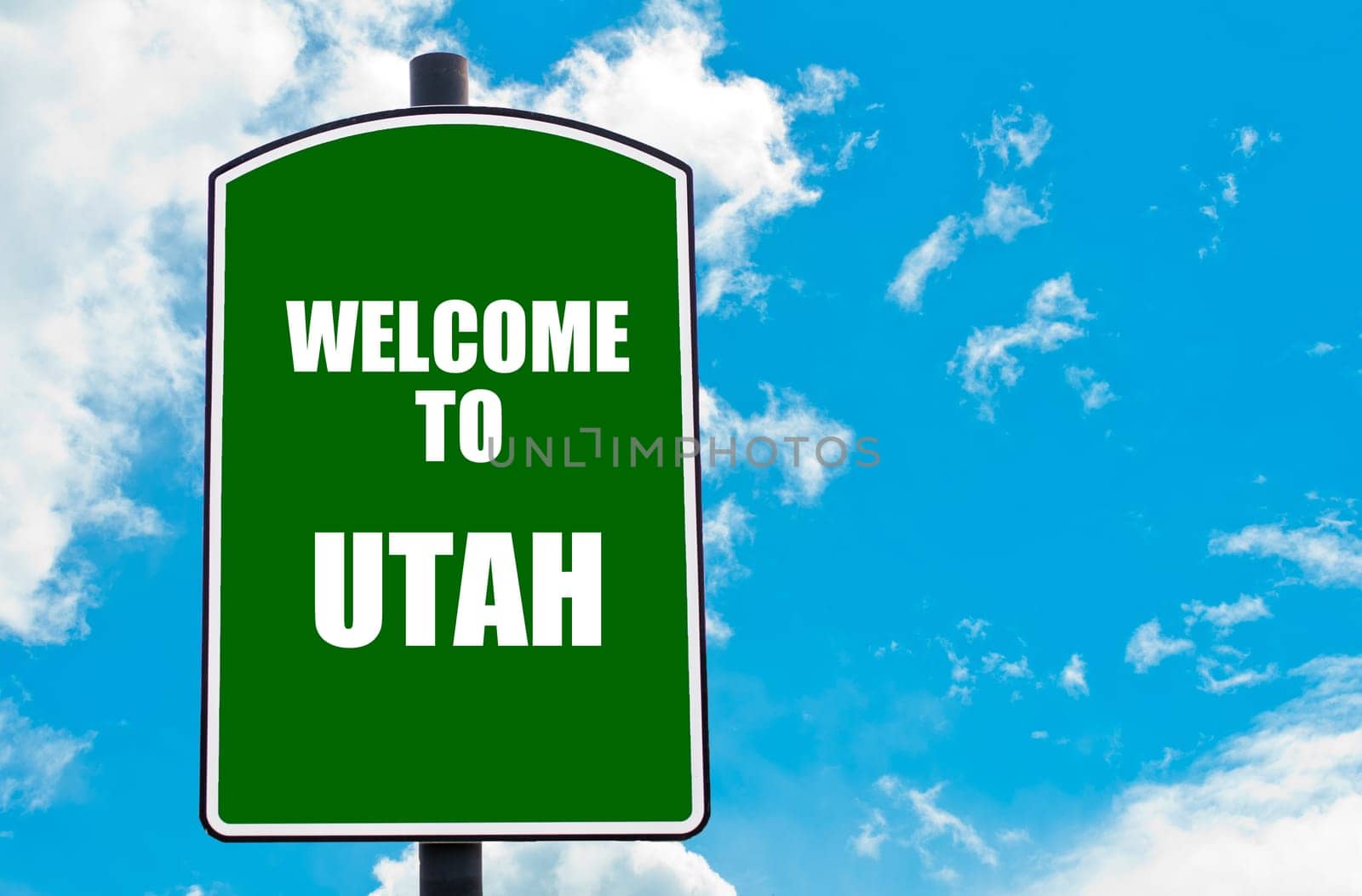 Green road sign with greeting message WELCOME TO ORLANDO isolated over clear blue sky background with available copy space. Travel destination concept  image