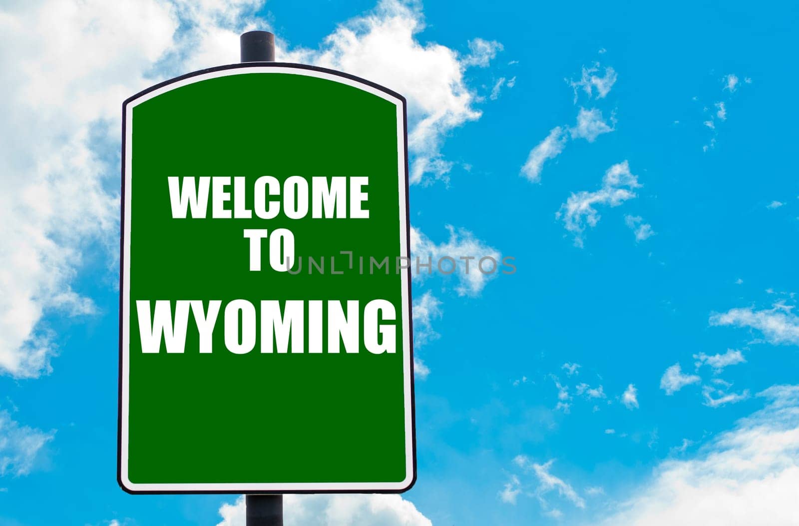 Green road sign with greeting message WELCOME TO ORLANDO isolated over clear blue sky background with available copy space. Travel destination concept  image