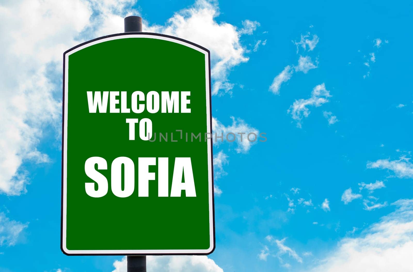 Green road sign with greeting message WELCOME TO ORLANDO isolated over clear blue sky background with available copy space. Travel destination concept  image
