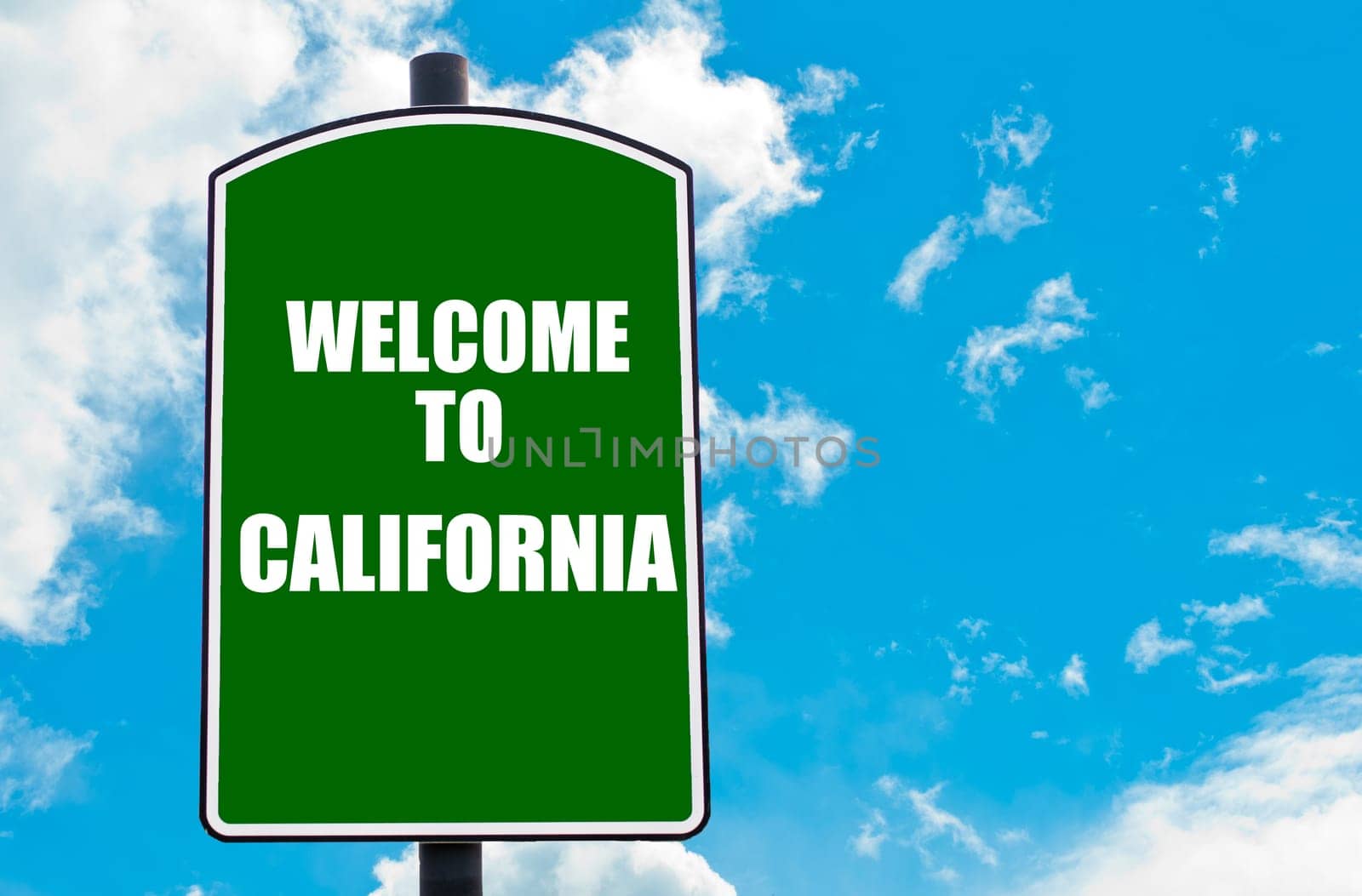 Green road sign with greeting message WELCOME TO ORLANDO isolated over clear blue sky background with available copy space. Travel destination concept  image