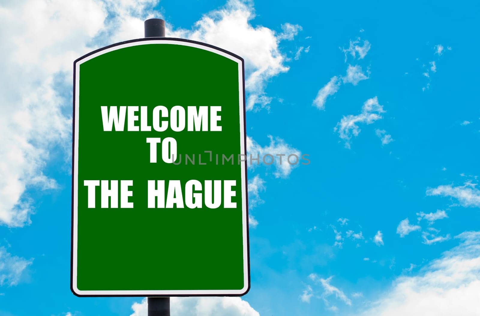 Green road sign with greeting message WELCOME TO ORLANDO isolated over clear blue sky background with available copy space. Travel destination concept  image