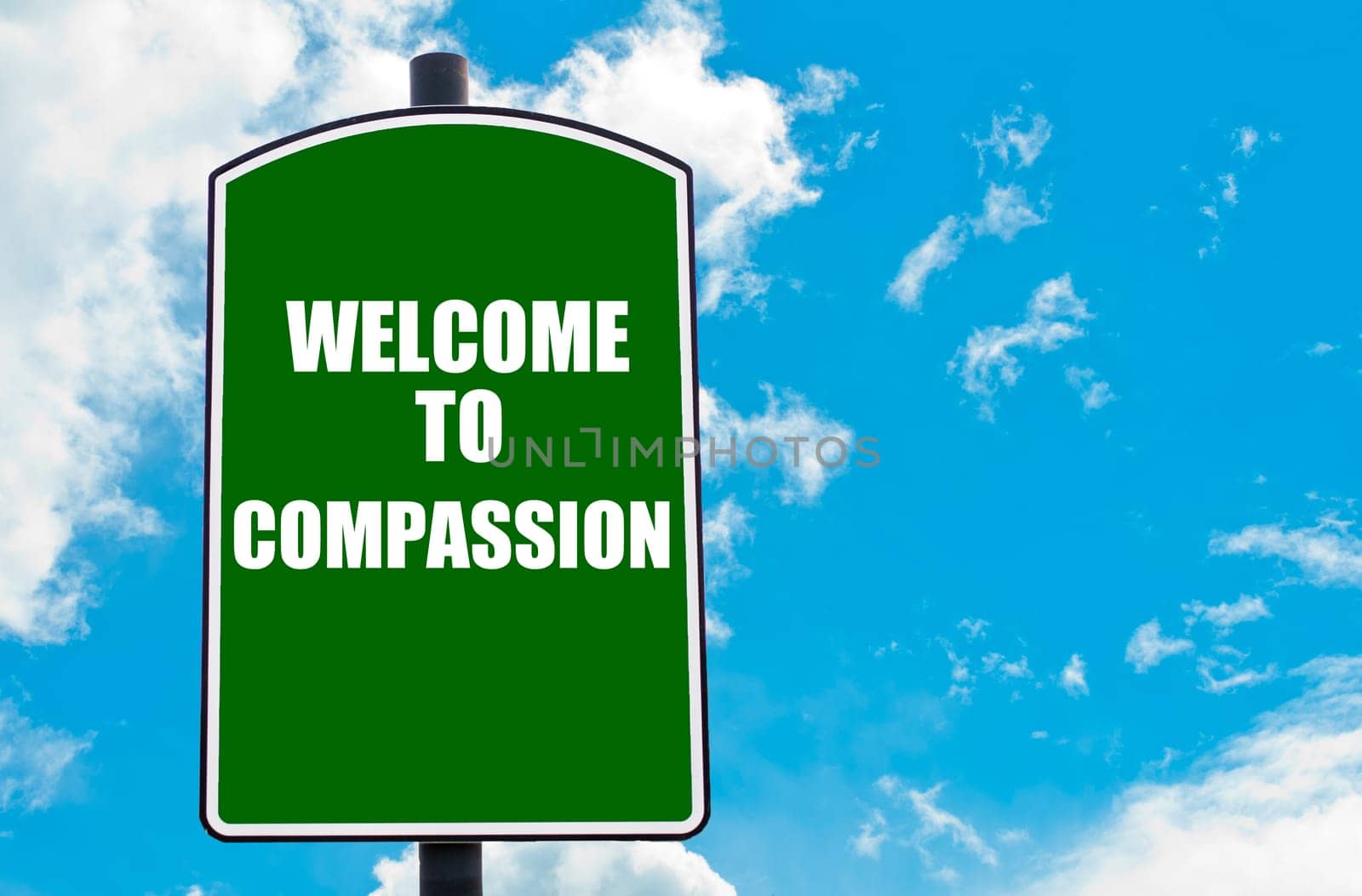 Green road sign with greeting message WELCOME TO ORLANDO isolated over clear blue sky background with available copy space. Travel destination concept  image