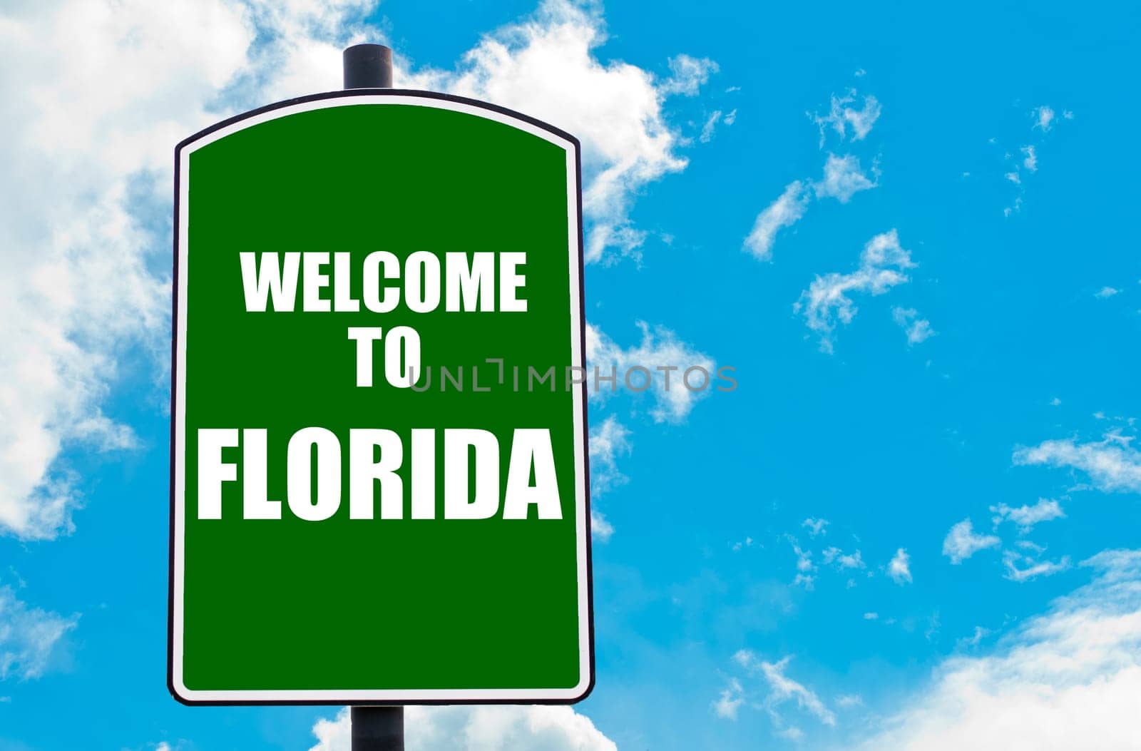 Green road sign with greeting message WELCOME TO ORLANDO isolated over clear blue sky background with available copy space. Travel destination concept  image