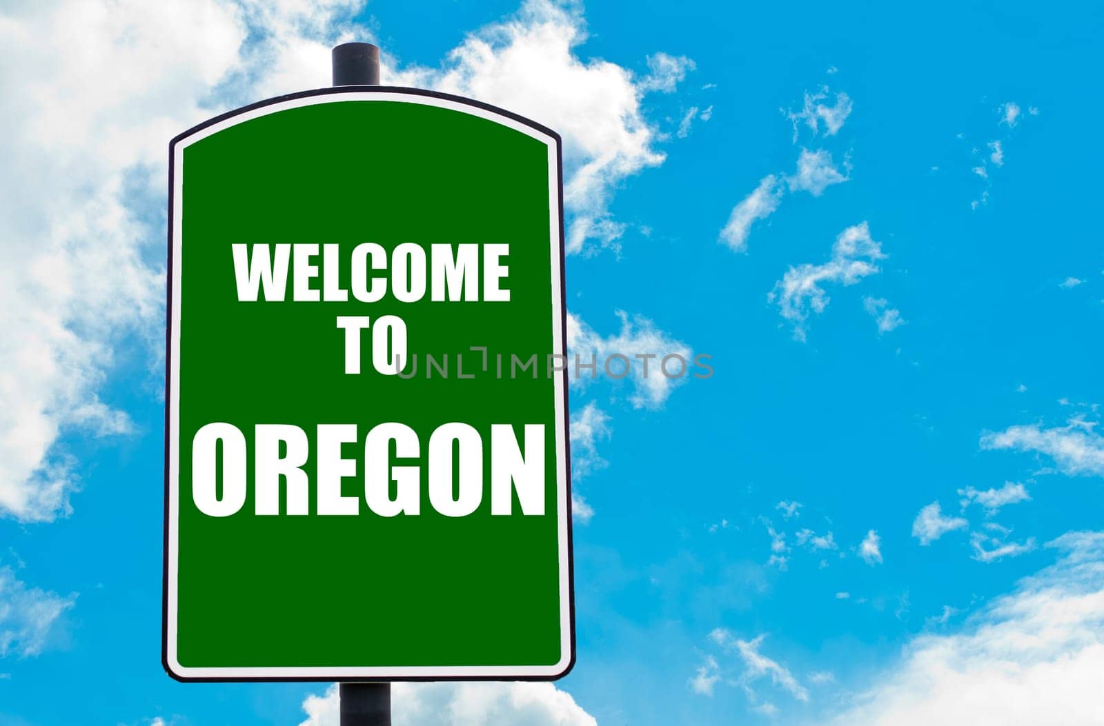 Green road sign with greeting message WELCOME TO ORLANDO isolated over clear blue sky background with available copy space. Travel destination concept  image