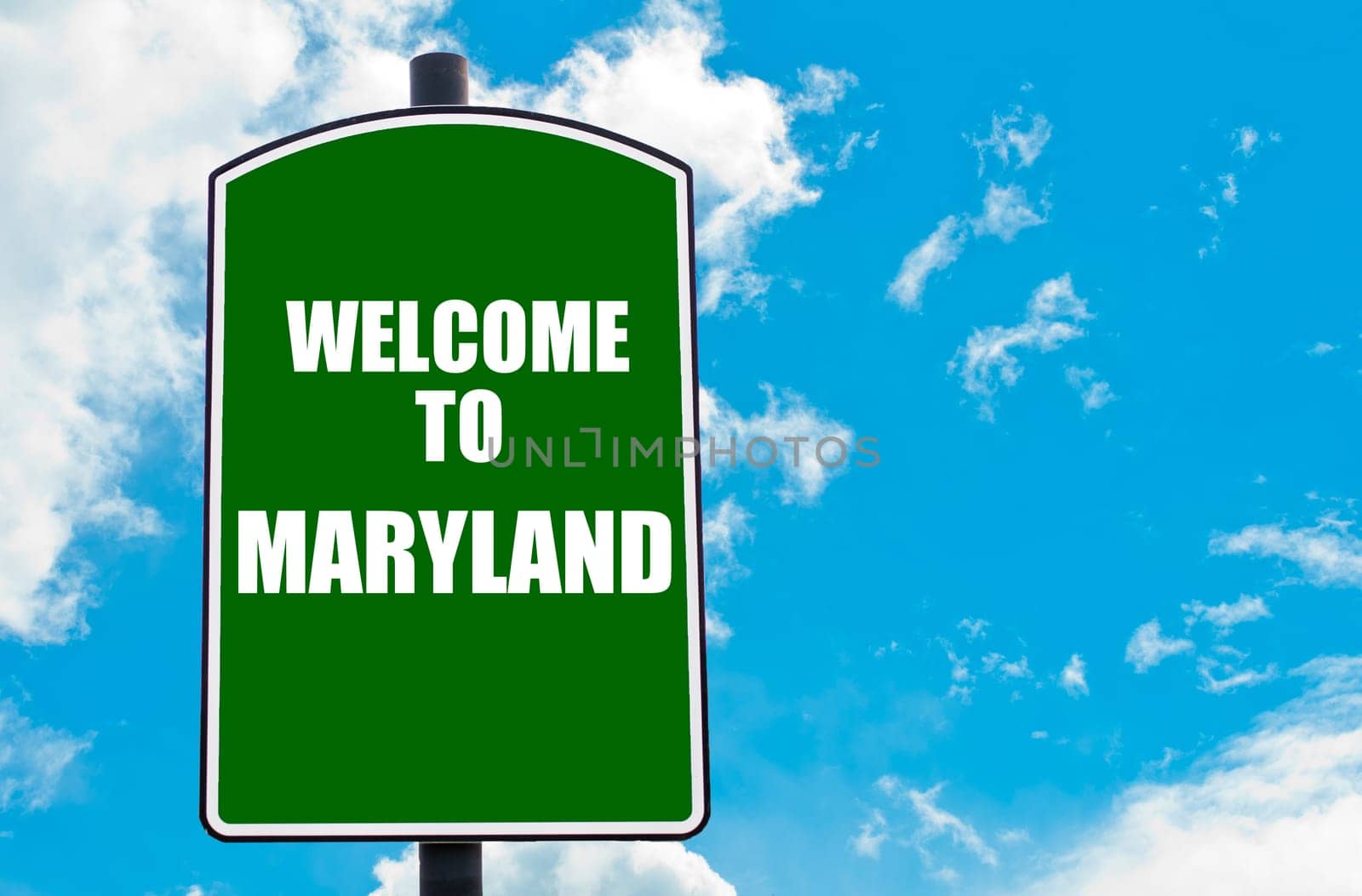 Green road sign with greeting message WELCOME TO ORLANDO isolated over clear blue sky background with available copy space. Travel destination concept  image