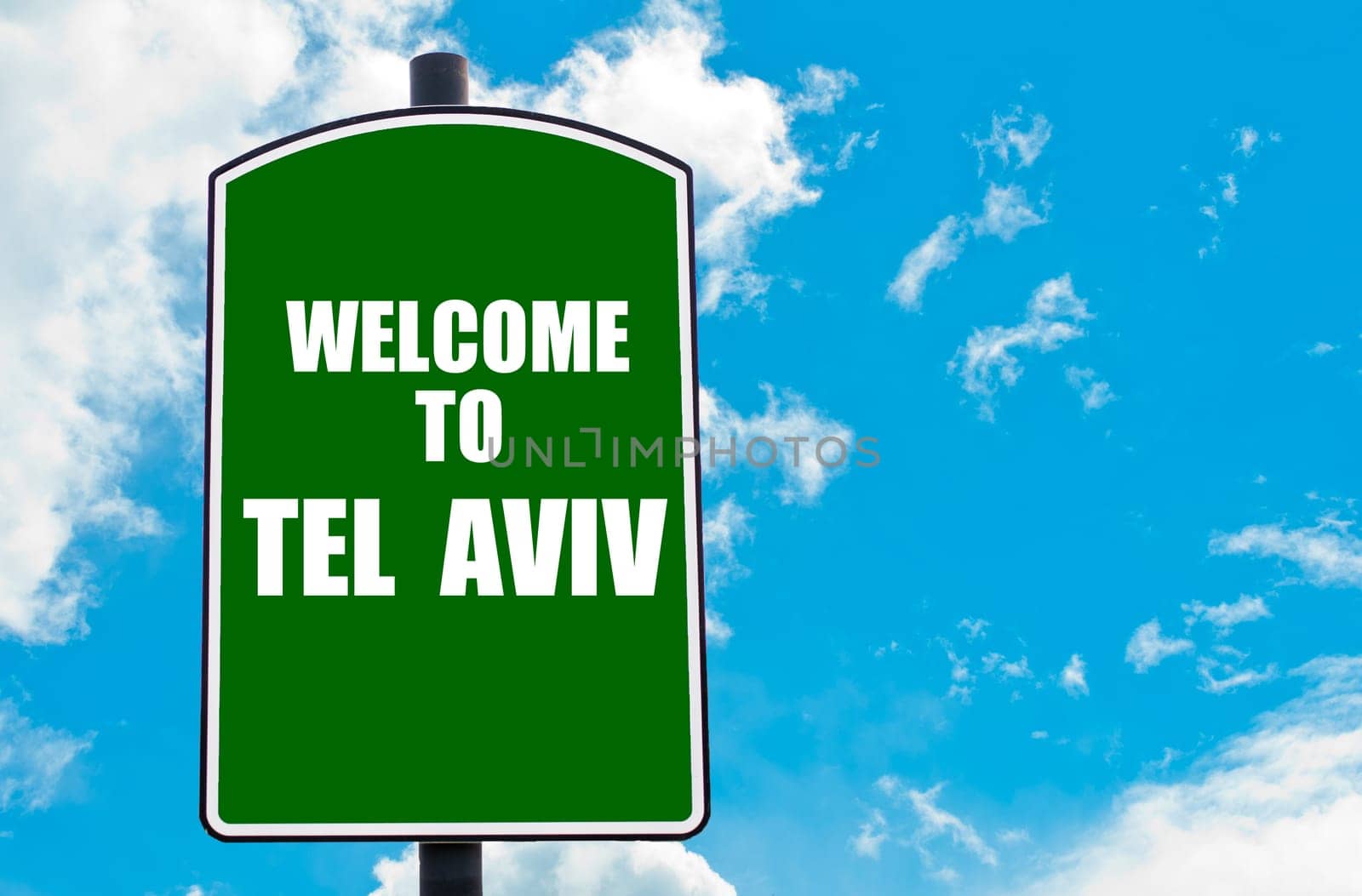 Green road sign with greeting message WELCOME TO ORLANDO isolated over clear blue sky background with available copy space. Travel destination concept  image