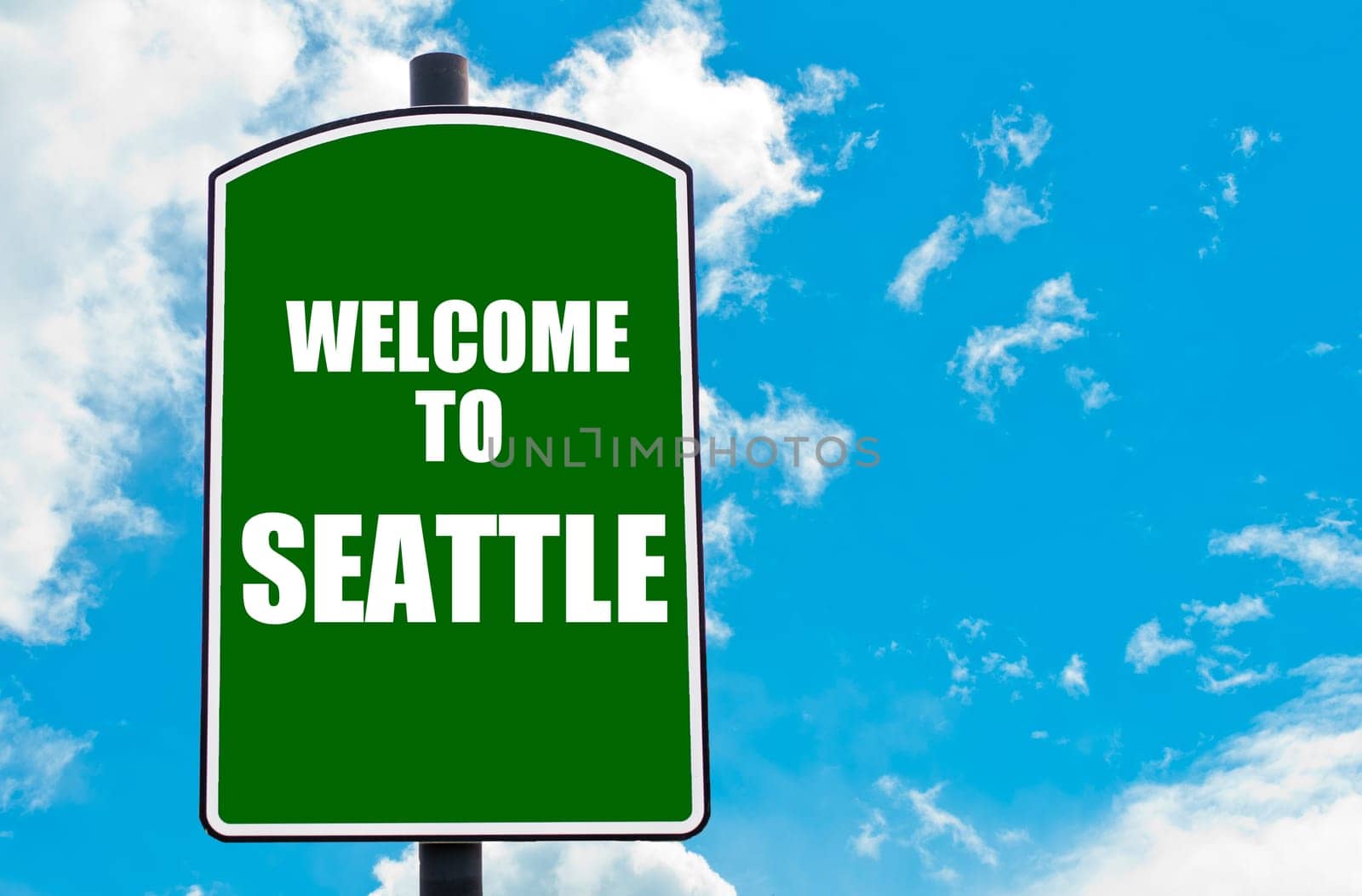 Green road sign with greeting message WELCOME TO ORLANDO isolated over clear blue sky background with available copy space. Travel destination concept  image