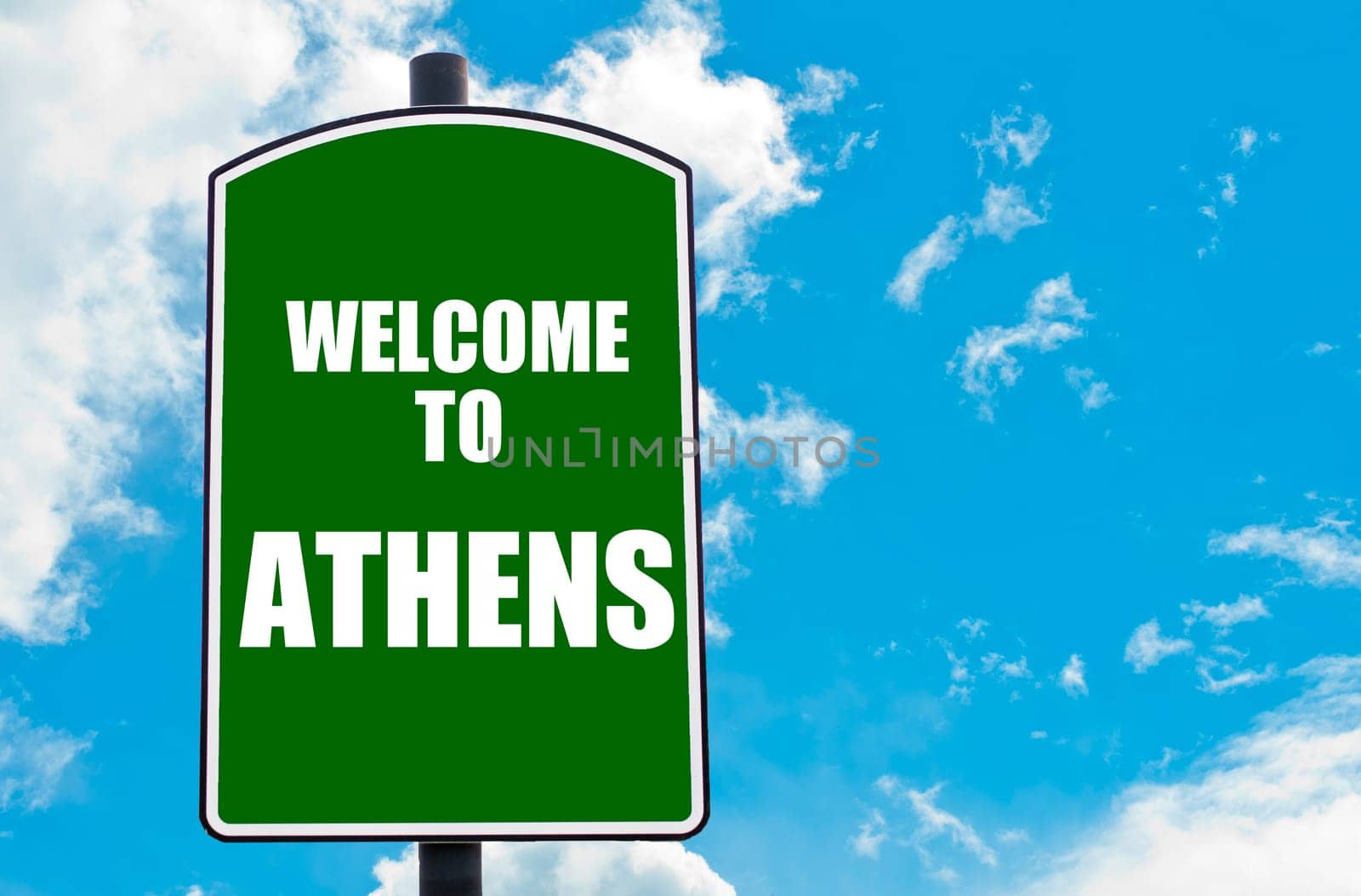 Green road sign with greeting message WELCOME TO ORLANDO isolated over clear blue sky background with available copy space. Travel destination concept  image