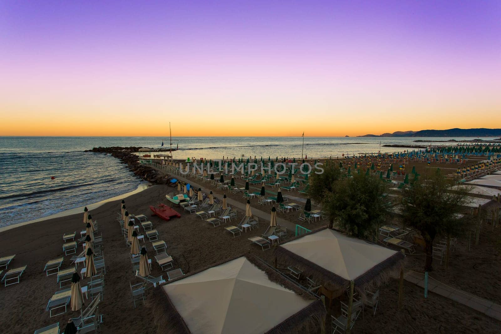 View to' dawn of bathhouse Pupa & Mocambo