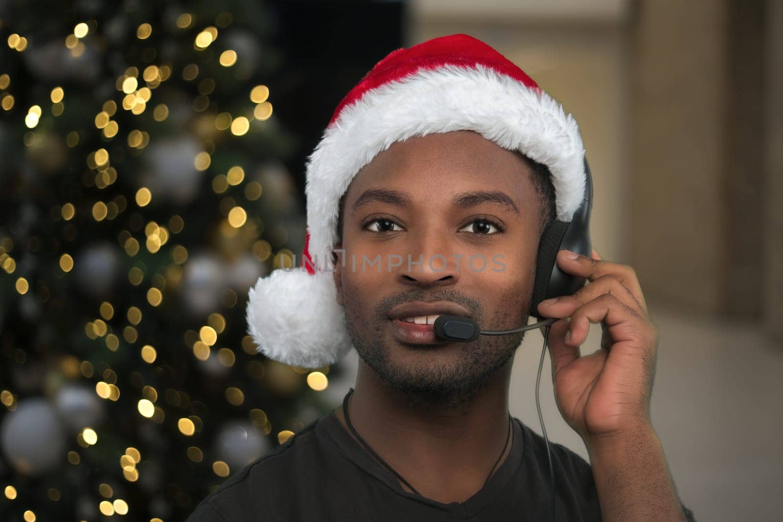 christmas support center customer service helpline red santa claus hat office receptionist headset