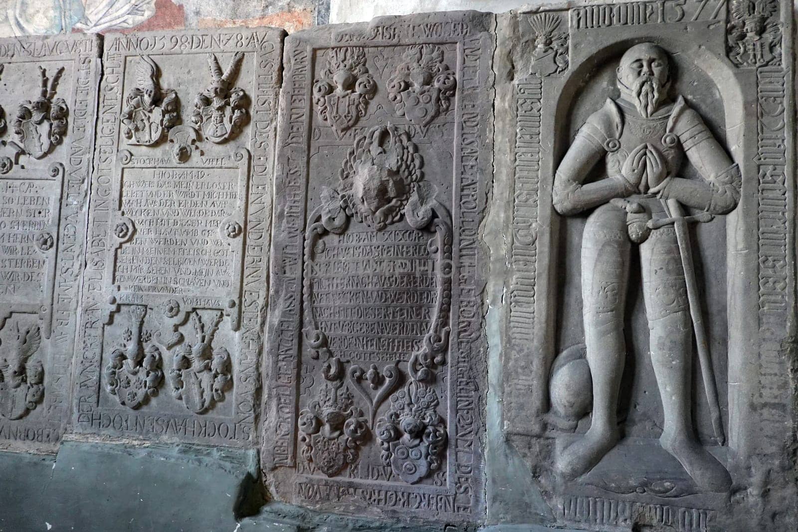 historische Grabplatten an der Evengelischen Pfarrkirche, Hessen, Deutschland, Trendelburg