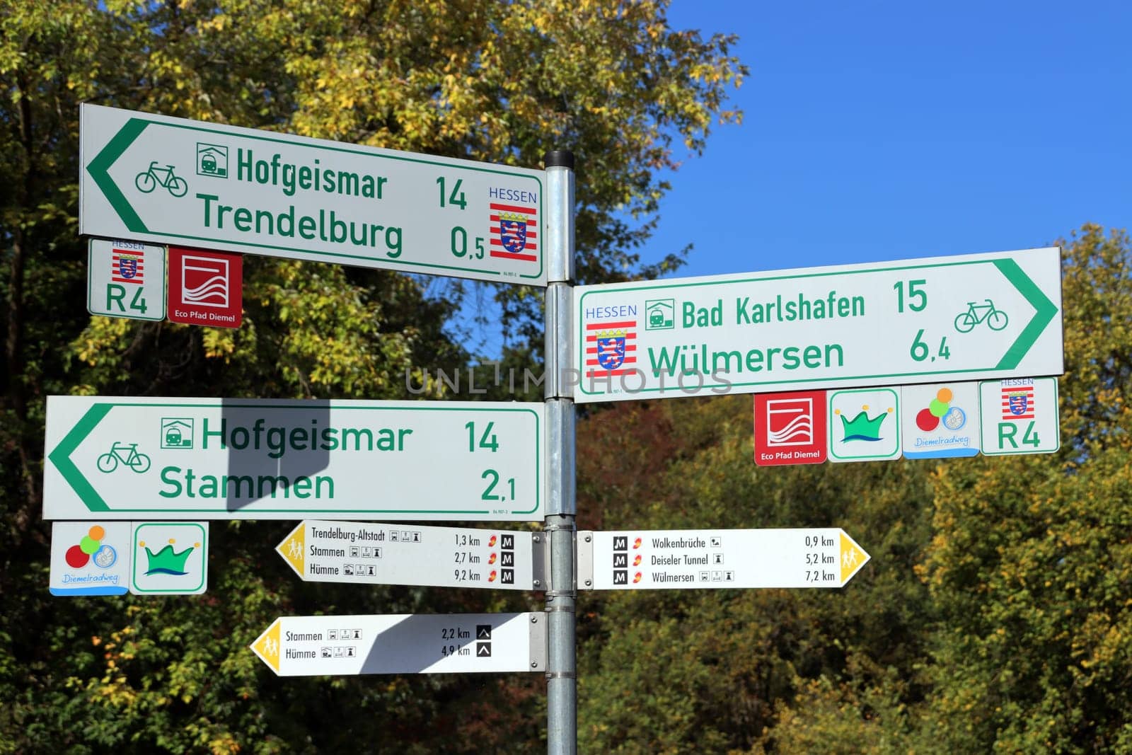 Fahrradwegweiser am Deisener Tunnel, Hessen, Deutschland, Trendelburg