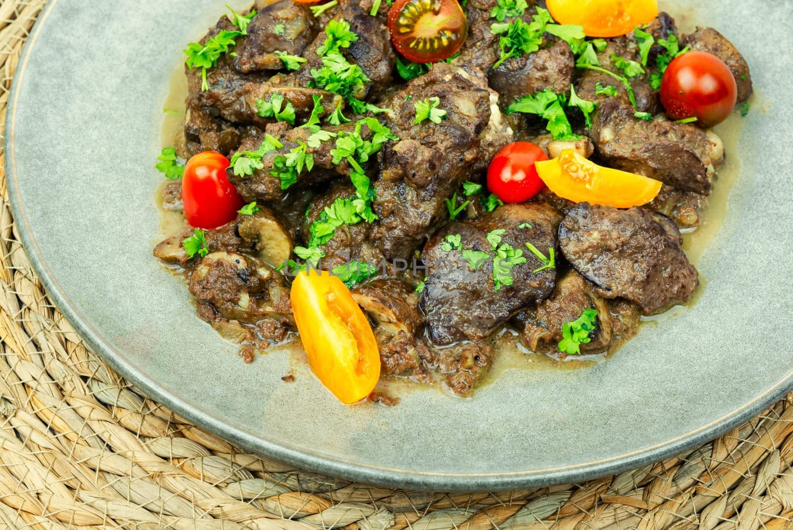 Chicken liver prepared with mushrooms and tomatoes. Liver in Georgian
