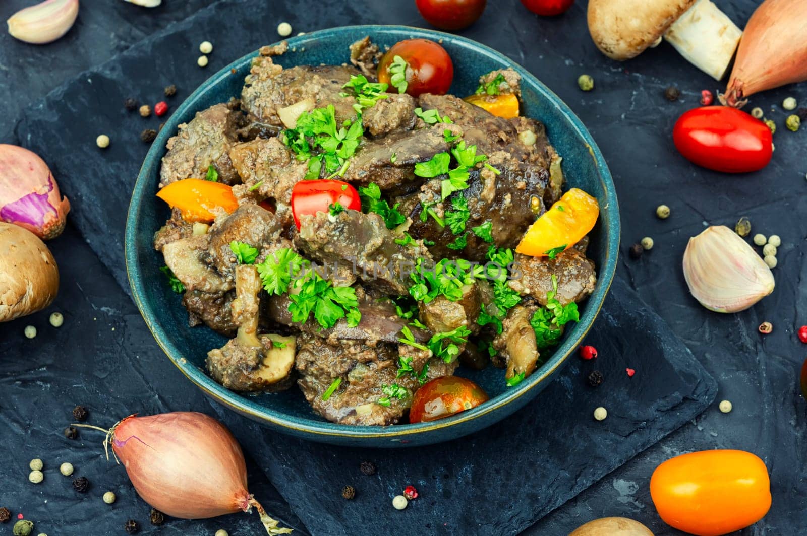 Chicken liver prepared with mushrooms and tomatoes. Liver in Georgian