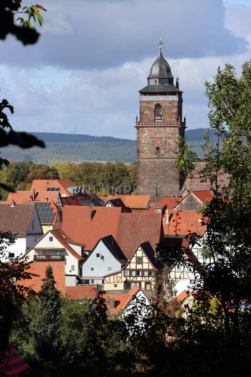 Blick vom Burgberg auf die historische Altstadt von Grebenstein mit der evangelischen Liebfrauenkirche, Deutschland, Hessen