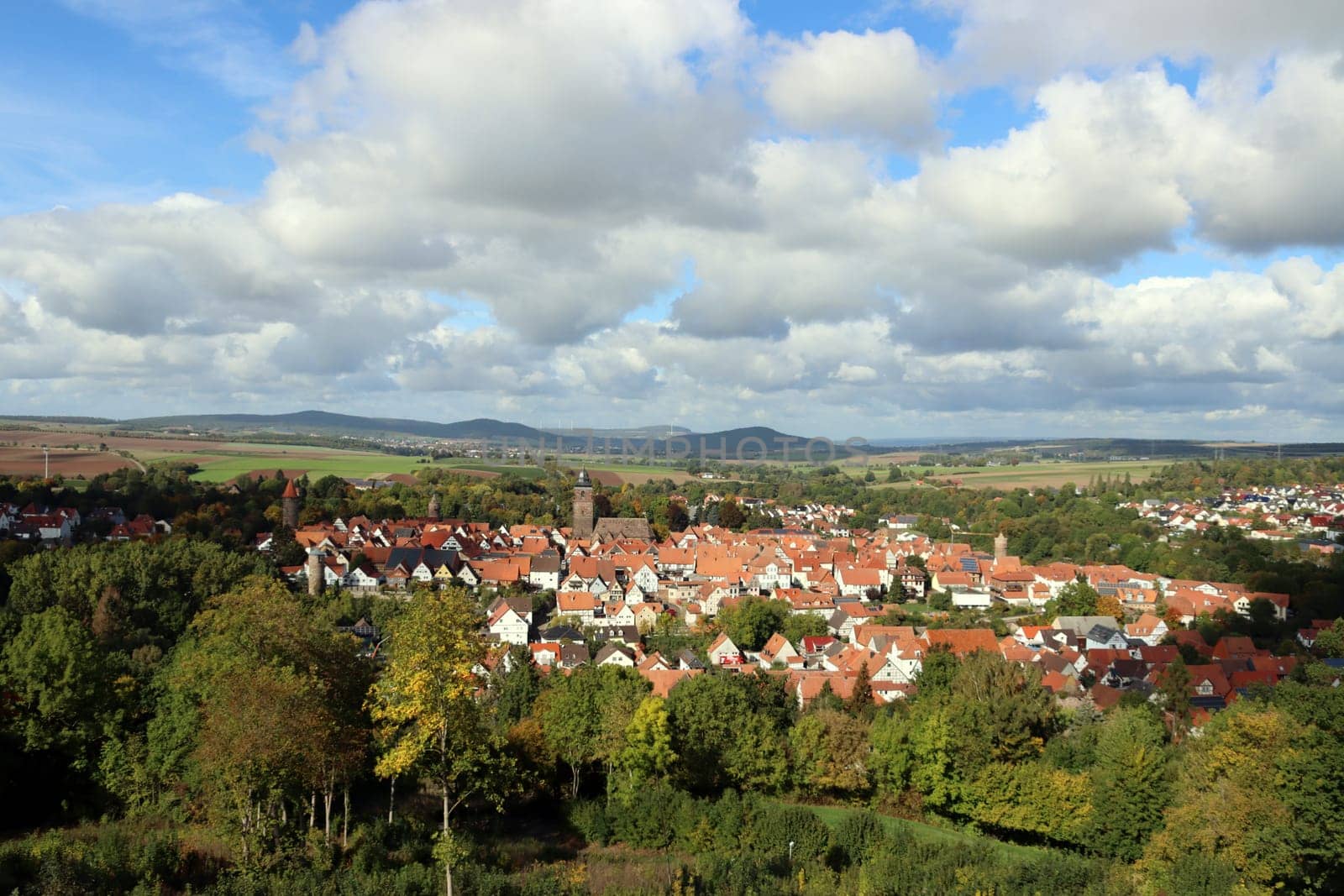 Blick vom Burgberg auf die historische Altstadt von Grebenstein mit der evangelischen Liebfrauenkirche, Deutschland, Hessen