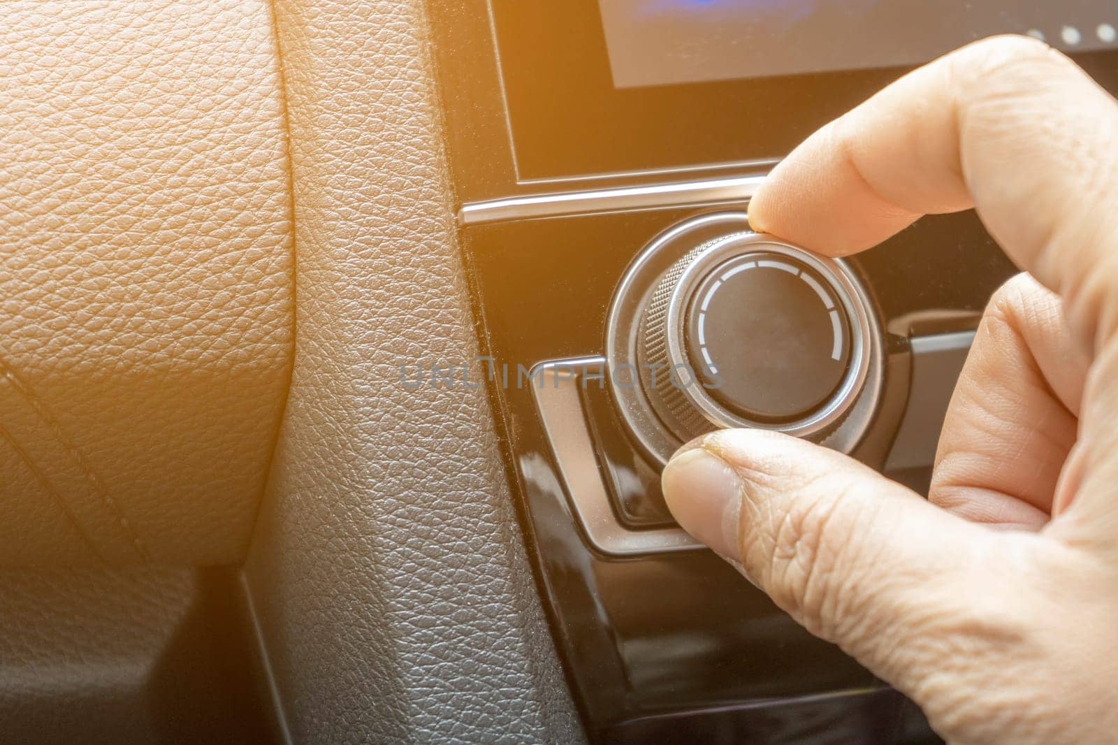 Adjust the air conditioner in the car