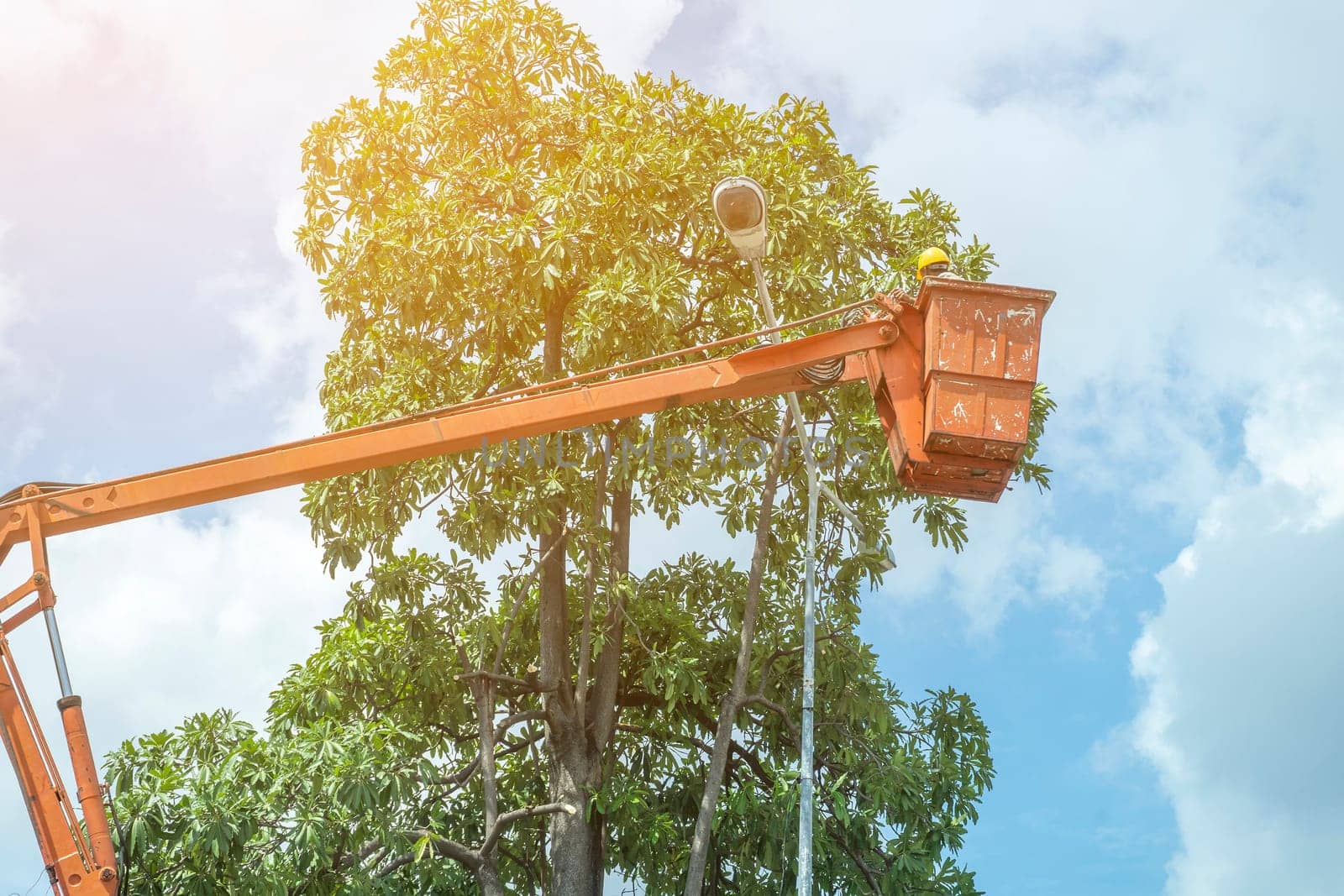 Use crane to lift the light bulbs to repair the light pole