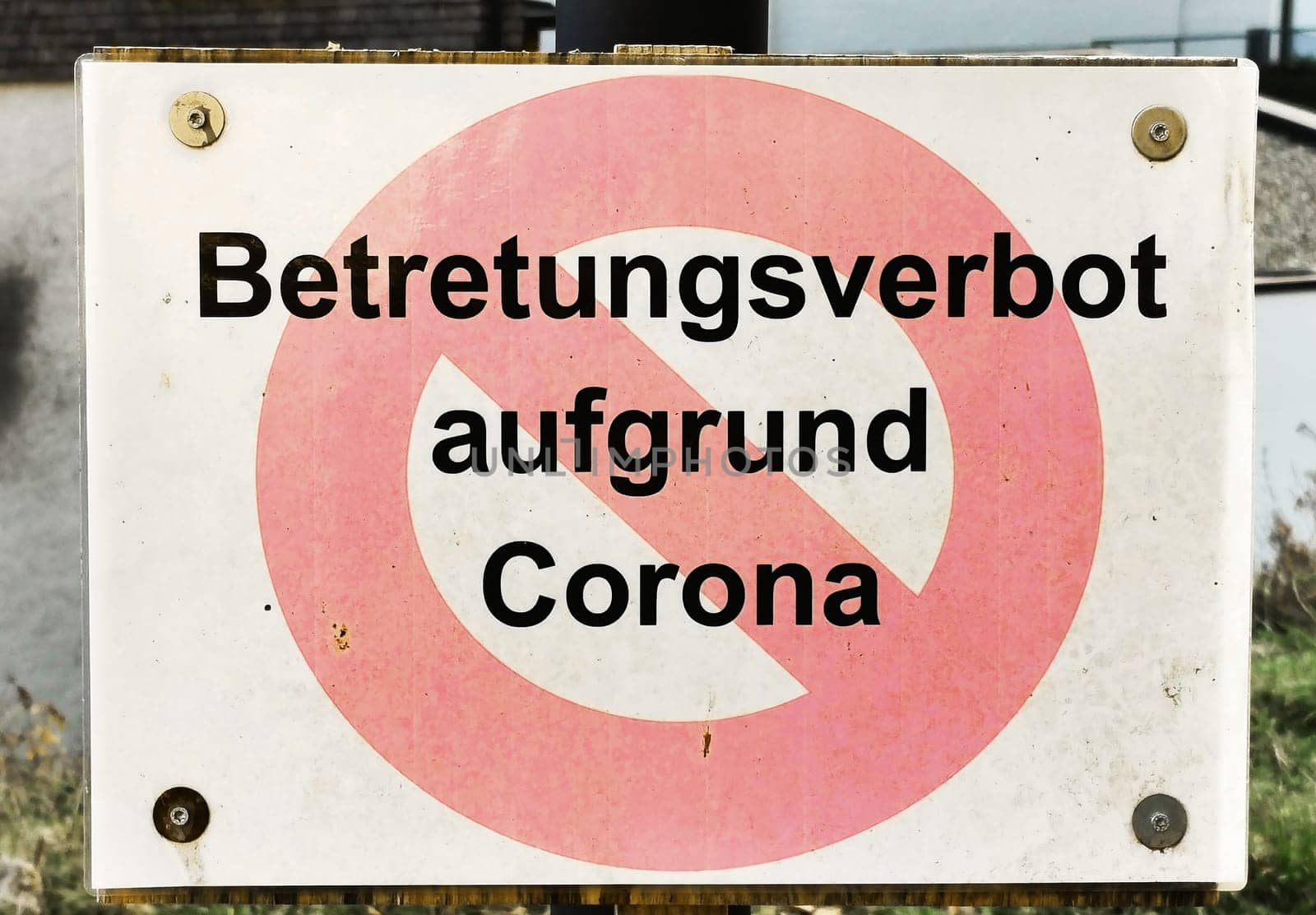 Sign no trespassing due to Corona