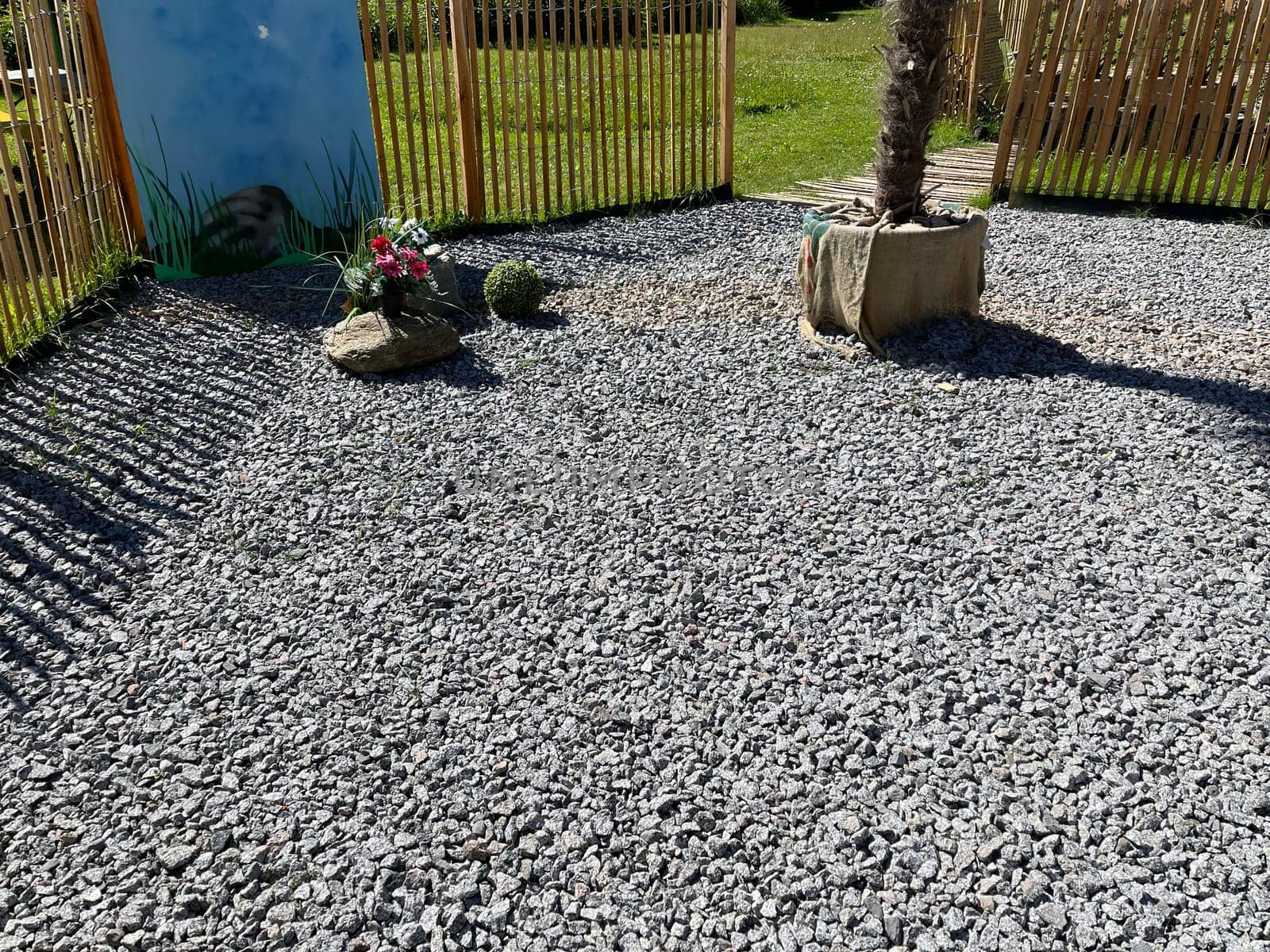 Gravel gardens are sterile stone deserts in Vorgaerten,a questionable,temporary trend,with negative effects on the environment. Gravel gardens are sterile deserts of stone in front yards,a questionable temporary trend with negative environmental impacts.