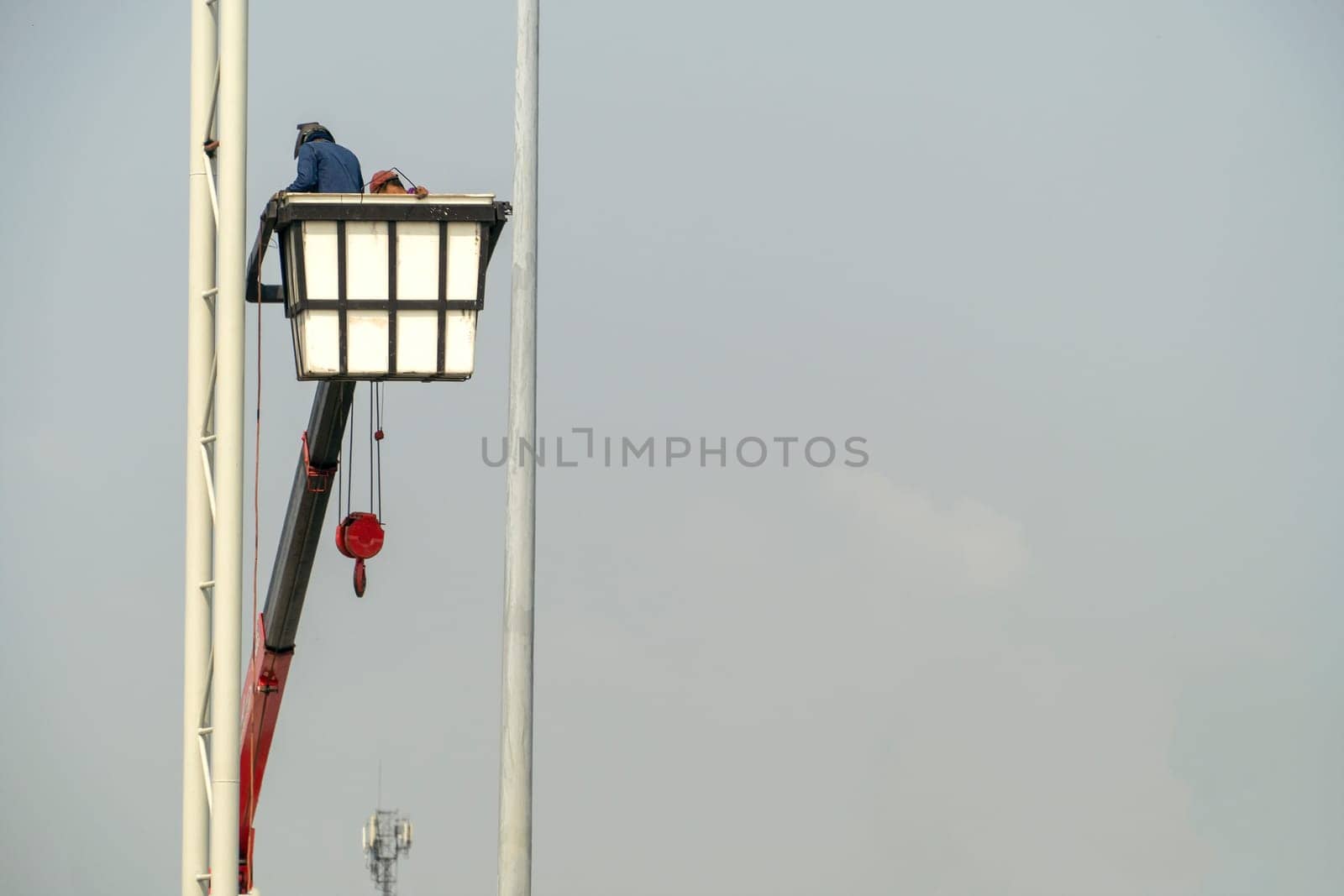 Use crane to lift the light bulbs to repair the light pole