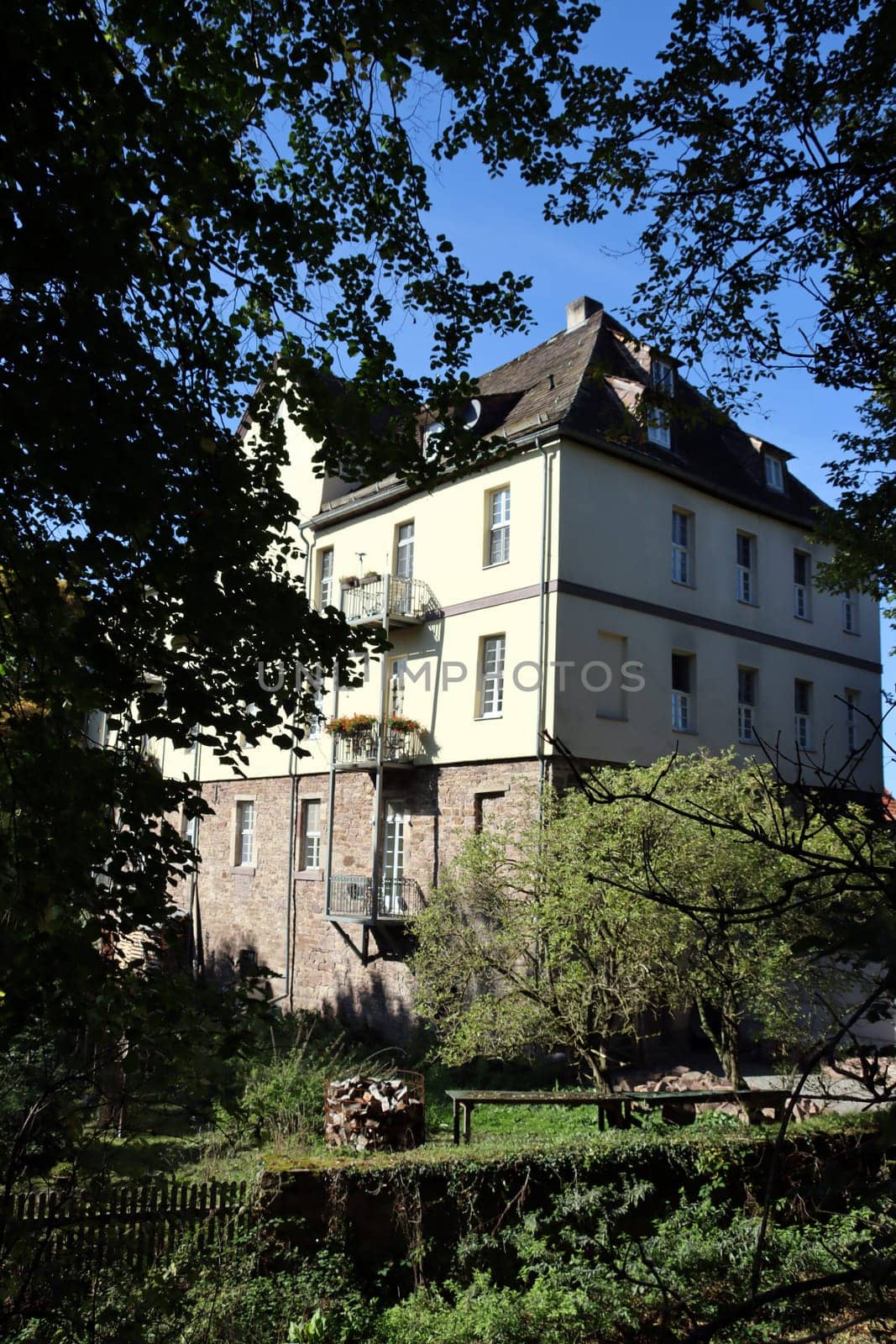 unter Denkmalschutz stehendes sogenanntes Pächterhaus nahe der Wasserburg Wülmersen, Hessen, Deutschland, Trendelburg