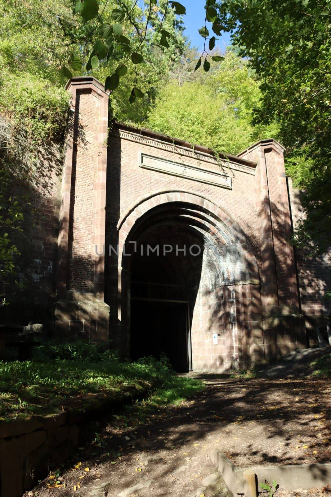 Deiseler Tunnel, auch Trendelburg-Tunnel oder Carlsbahntunnel, stillgelegter Eisenbahntunnel der früheren Carlsbahn, Hessen, Deutschland, Trendelburg