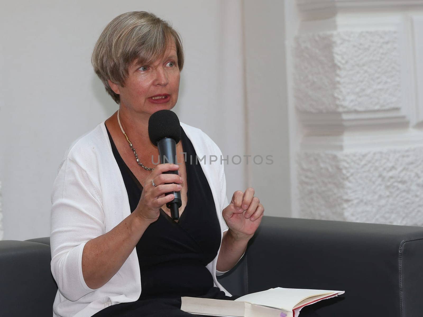 Schriftstellerin Jenny Erpenbeck bei einer Buchlesung am 03.08.2022 in Magdeburg