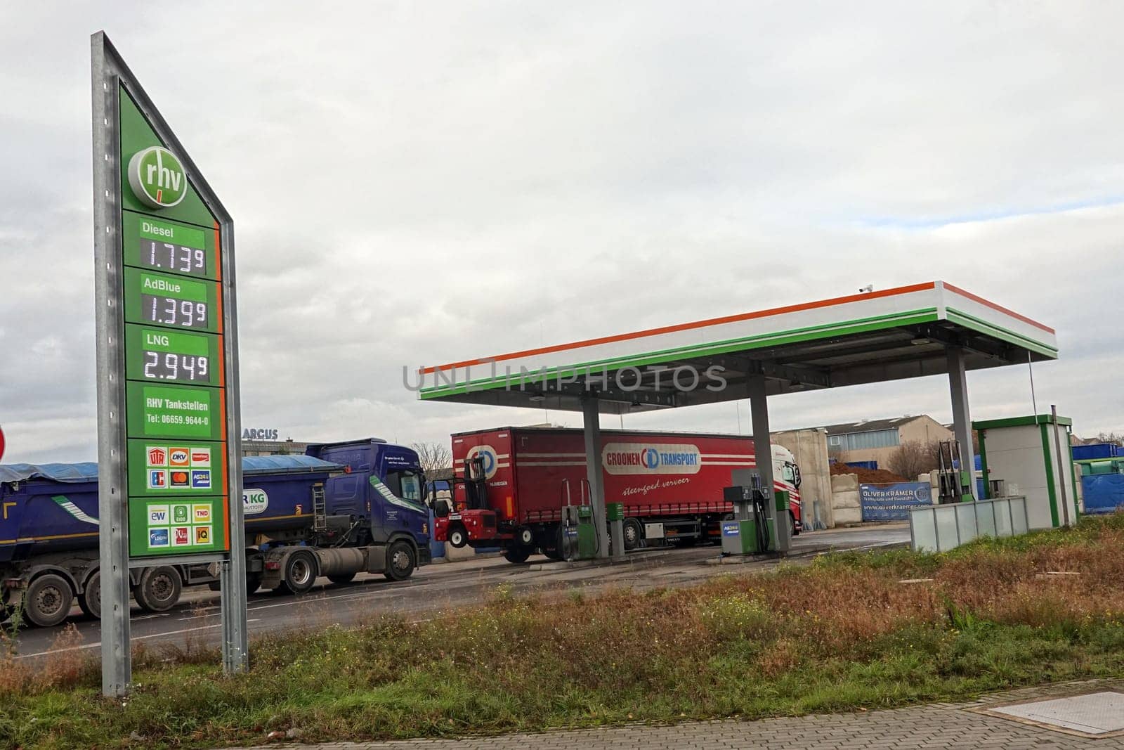 rhv Raiffeisen-Tankstelle für LKW in einem Gewerbegebiet nahe einer Autobahnabfahrt, Nordrhein-Westfalen, Deutschland, Weilerswist