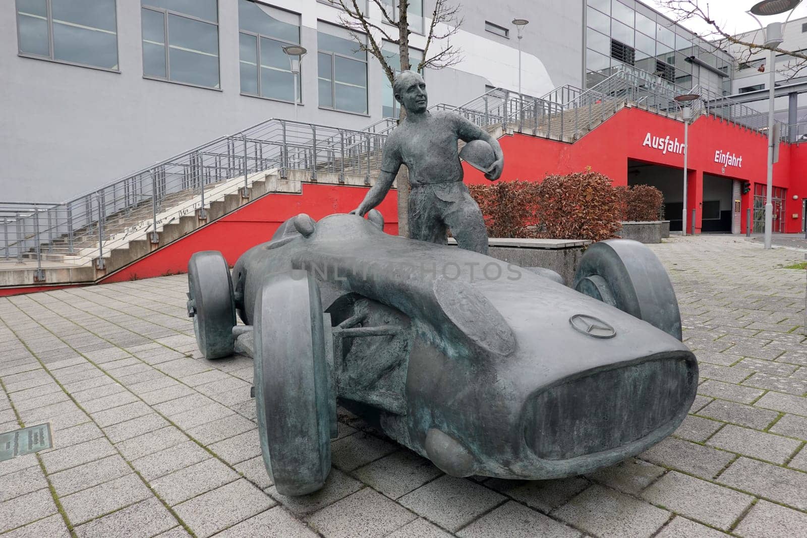 Denkmal für Juan Manuel Fangio und den Mercedes-Benz Silberpfeil 1954 am Nürburgring, Rheinland-Pfalz, Deutschland, Nürburg