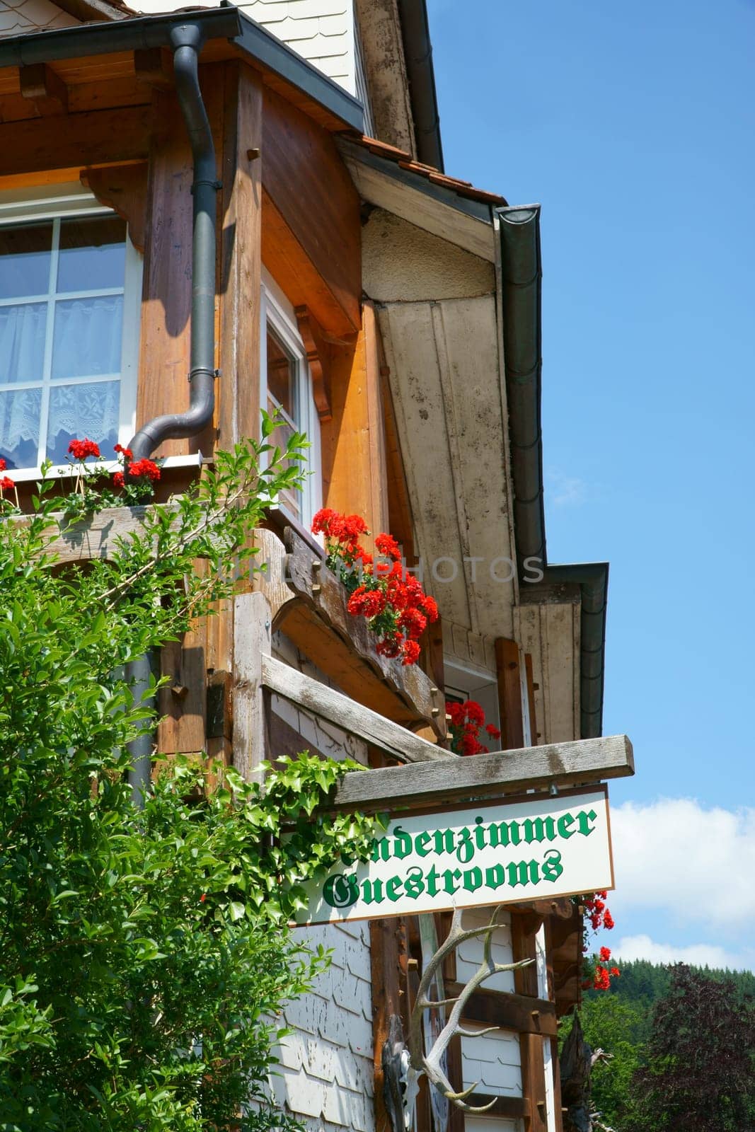 Wooden sign stranger's room - Guestrooms on house wall