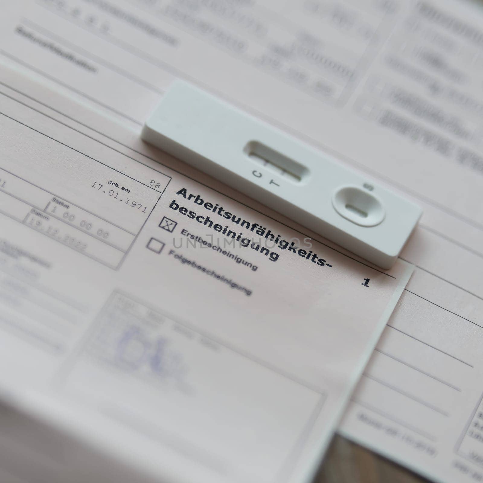 Certificate after a positive Corona test for the employer with the german inscription Arbeitsunfaehigkeitsbescheinigung. Translation: certificate of incapacity for work